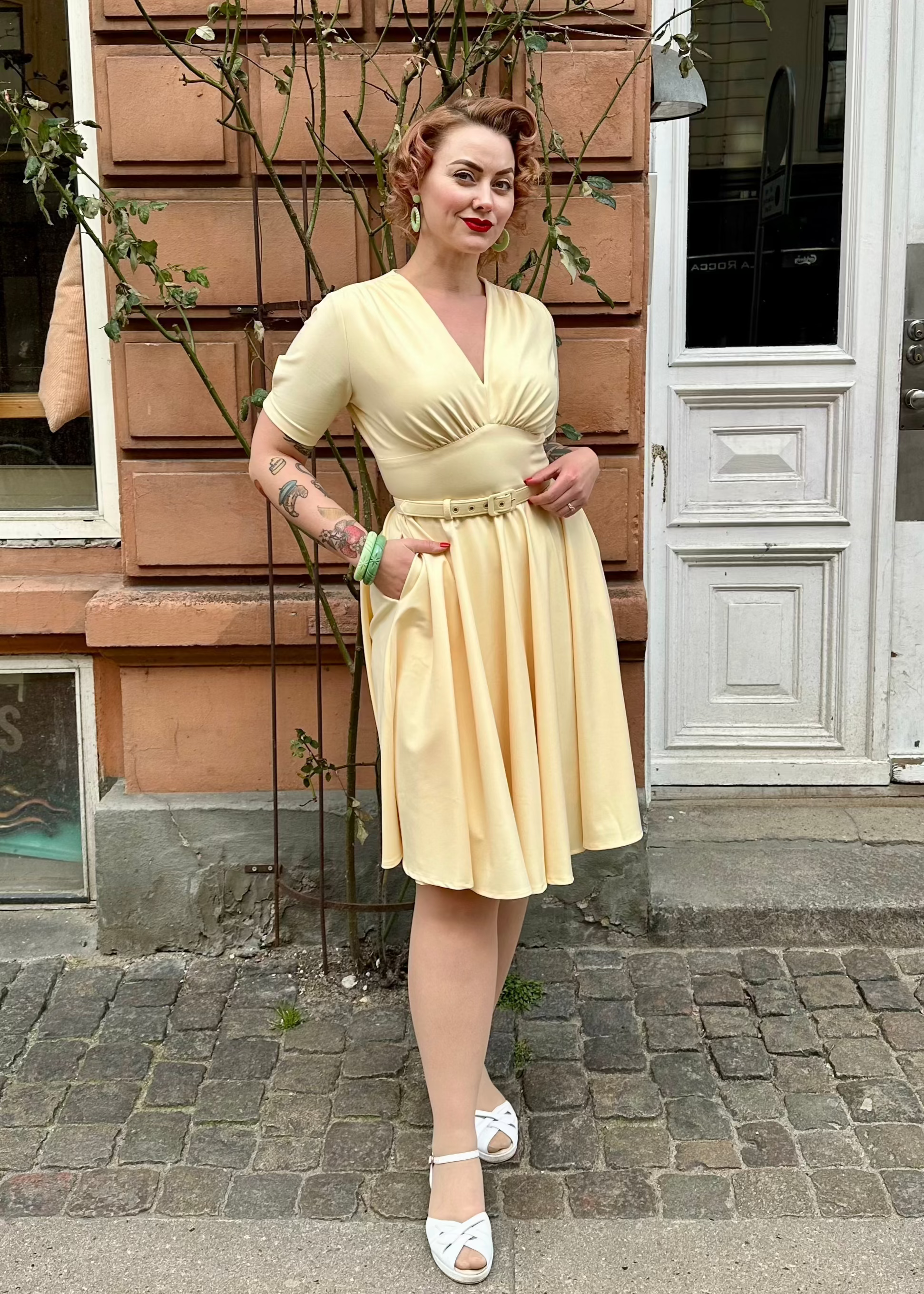 Marilyn swingkjole med korte ærmer i lys gul swing kjole Daisy Dapper 
