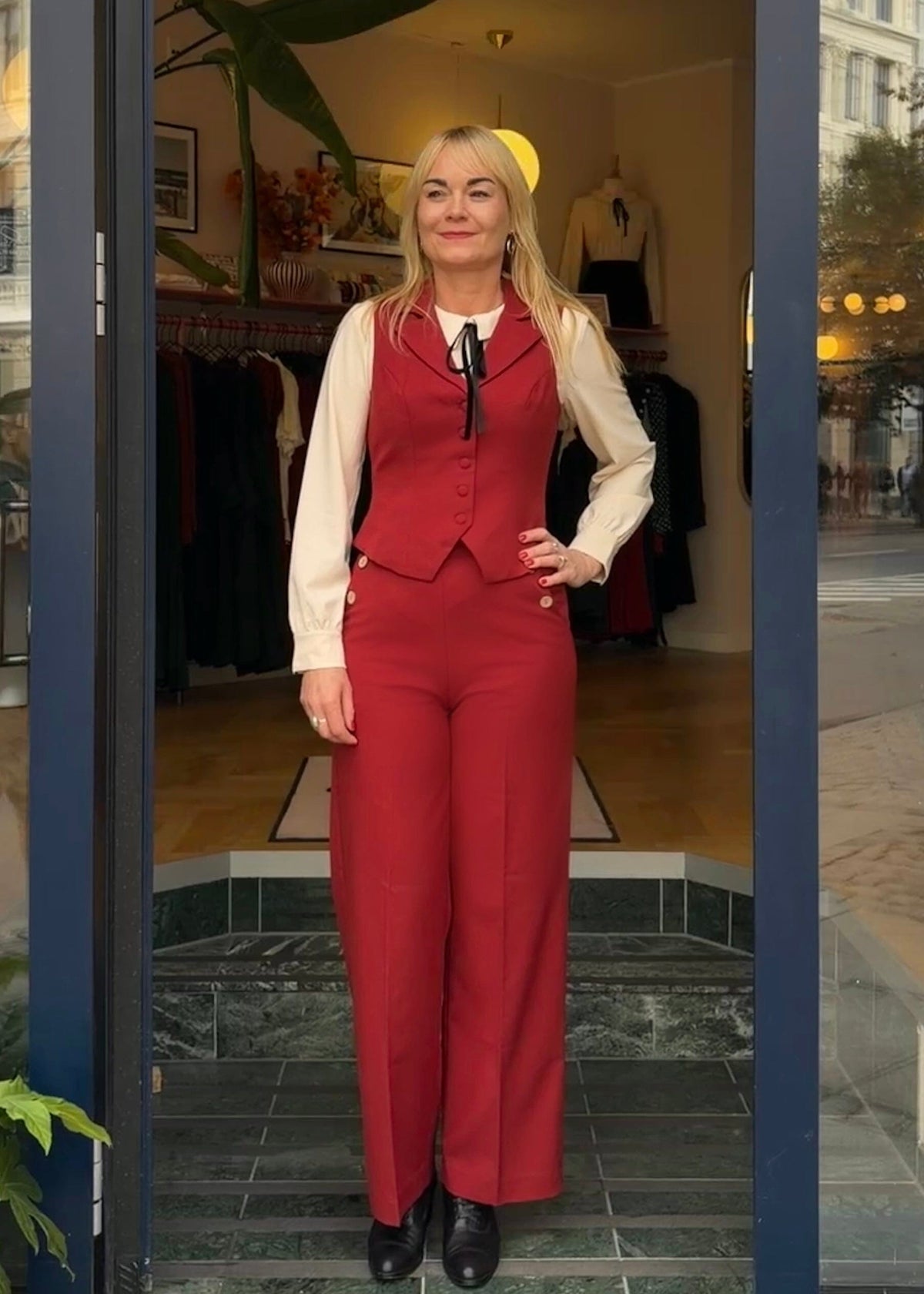 Marlene vest - rust rød vest Daisy Dapper 