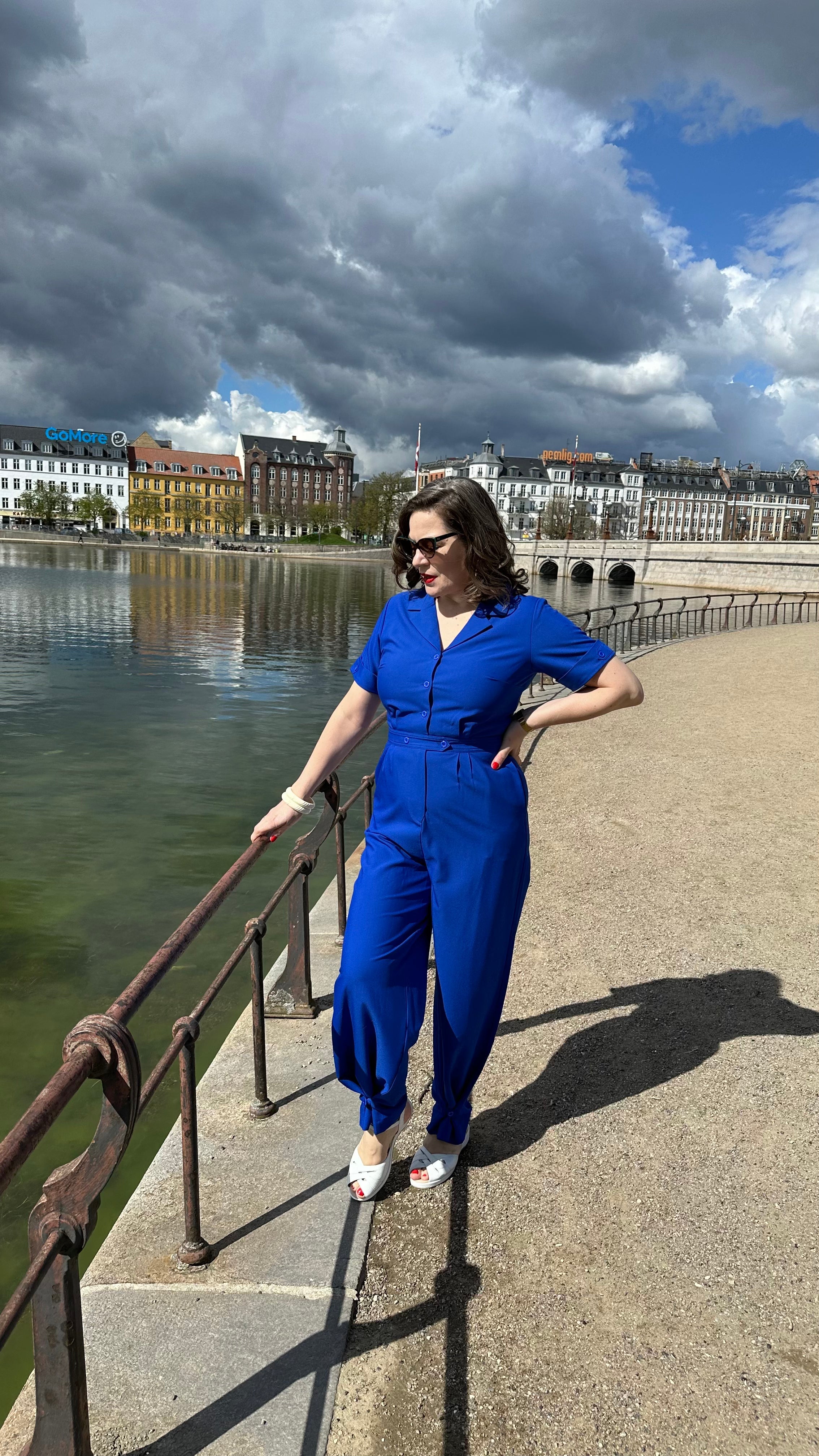 Maxine buksedragt med korte ærmer i kobolt blå toej Daisy Dapper 