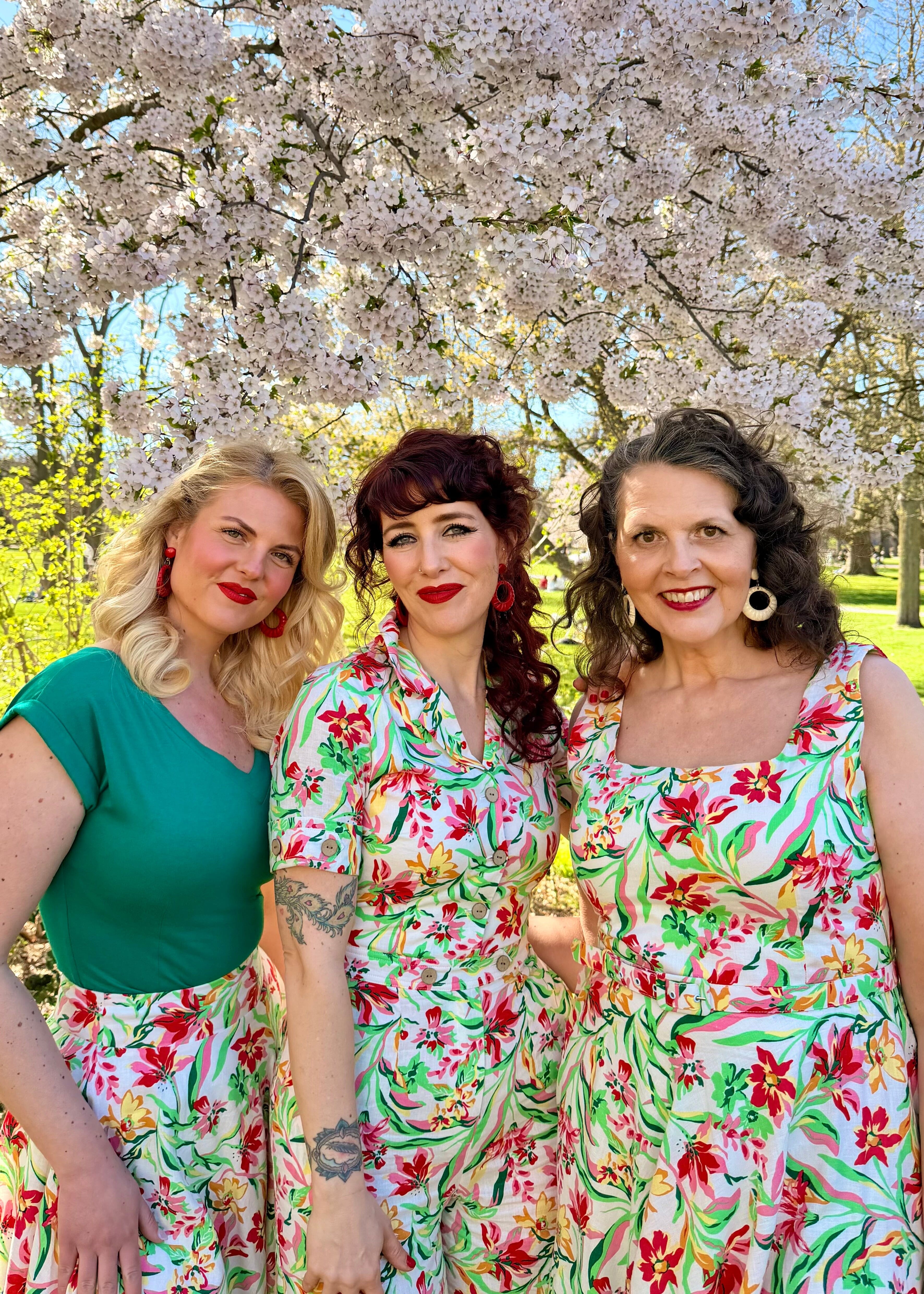 Maxine buksedragt med korte ærmer - multi floral buksedragt Daisy Dapper 
