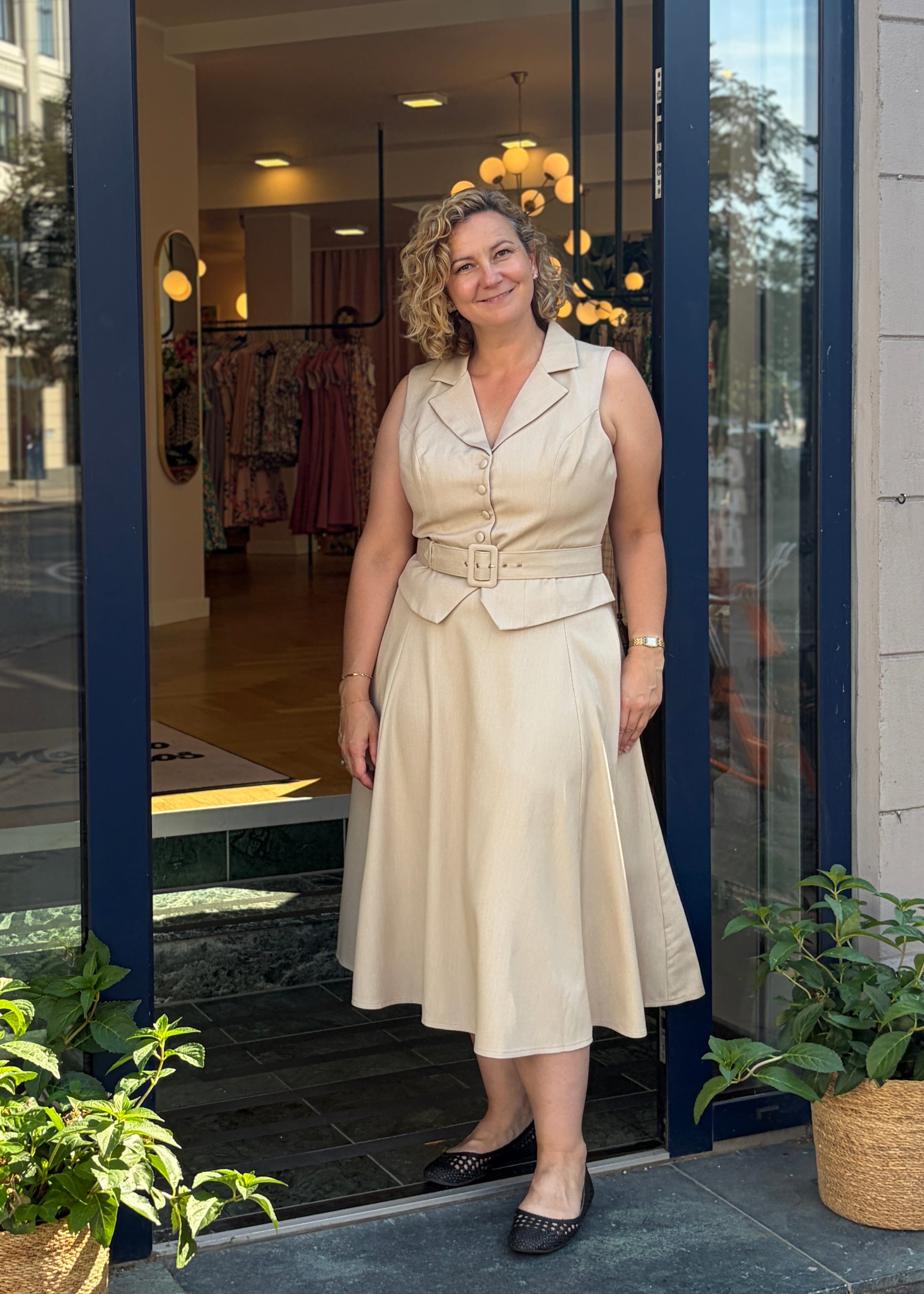 Midi skirt med bælte - sand midi nederdel Daisy Dapper 