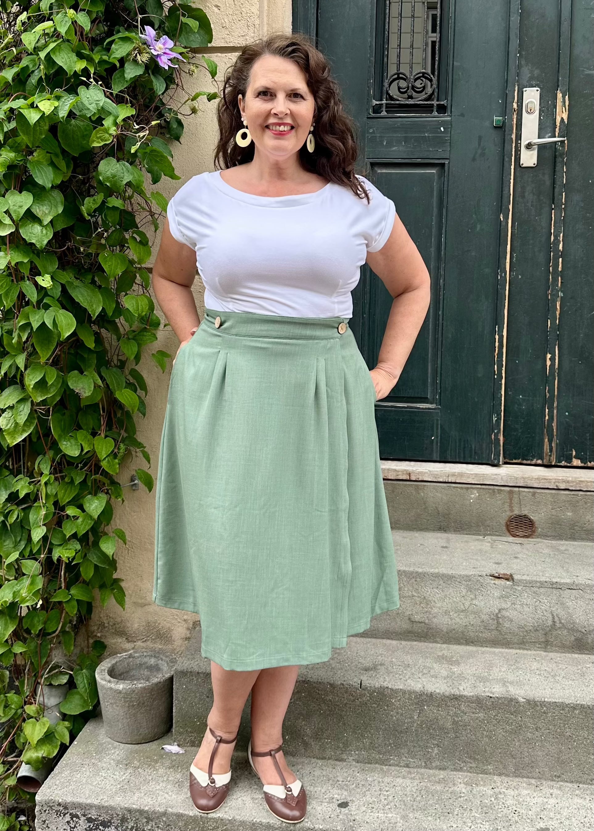 Nederdel med slåom detalje i salvie grøn aline kjole Daisy Dapper 