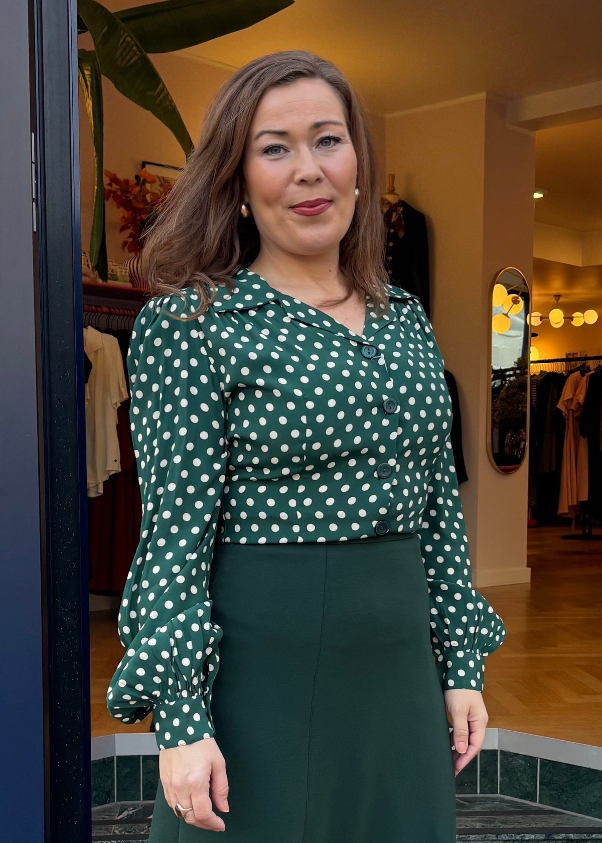 Poppy vintage stils skjortebluse - grøn med prikker langærmet skjorte Seamstress Of Bloomsbury 