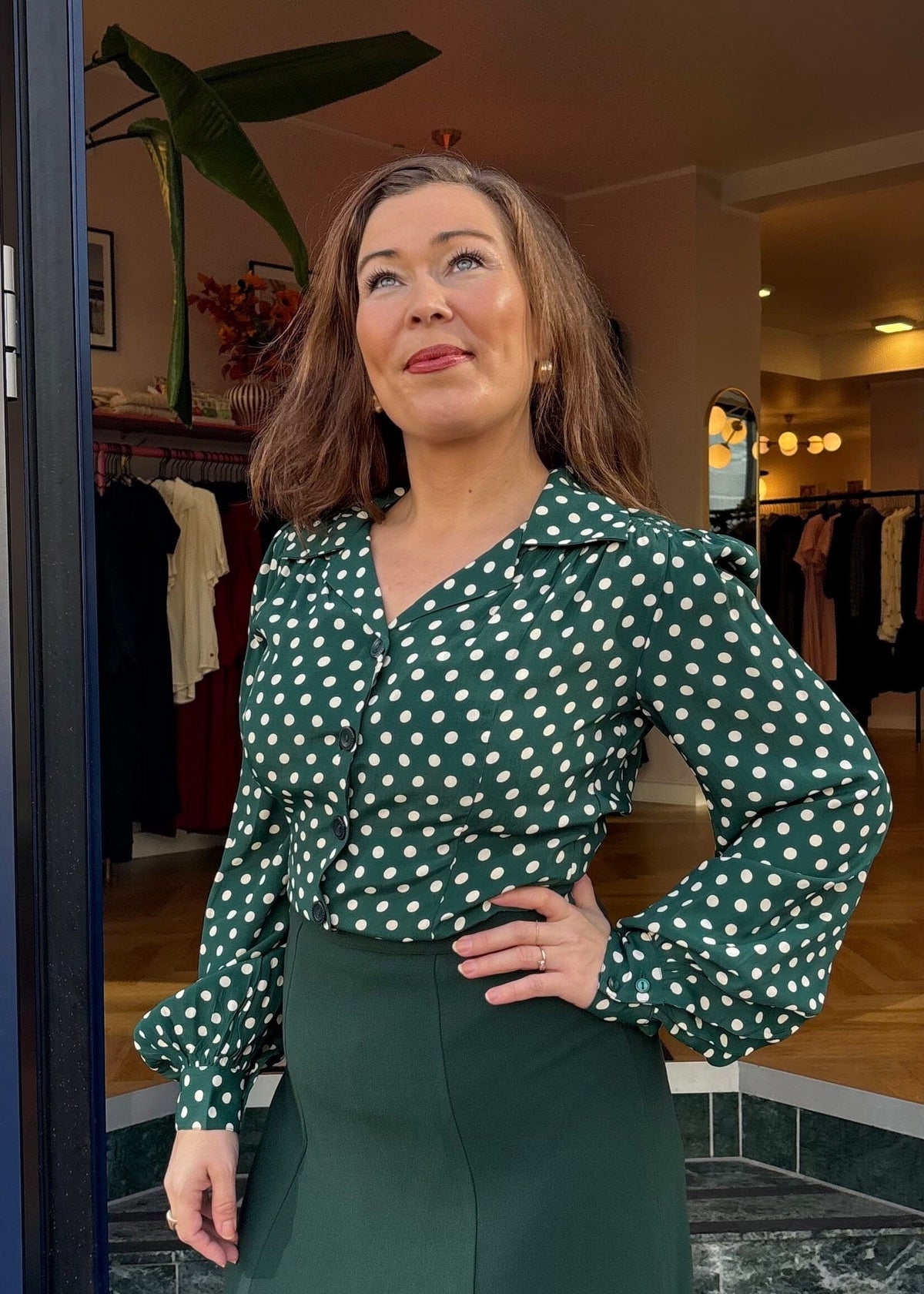 Poppy vintage stils skjortebluse - grøn med prikker langærmet skjorte Seamstress Of Bloomsbury 