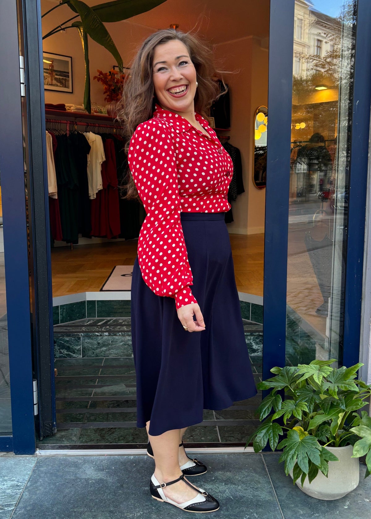 Poppy vintage stils skjortebluse - rød med prikker langærmet skjorte Seamstress Of Bloomsbury 