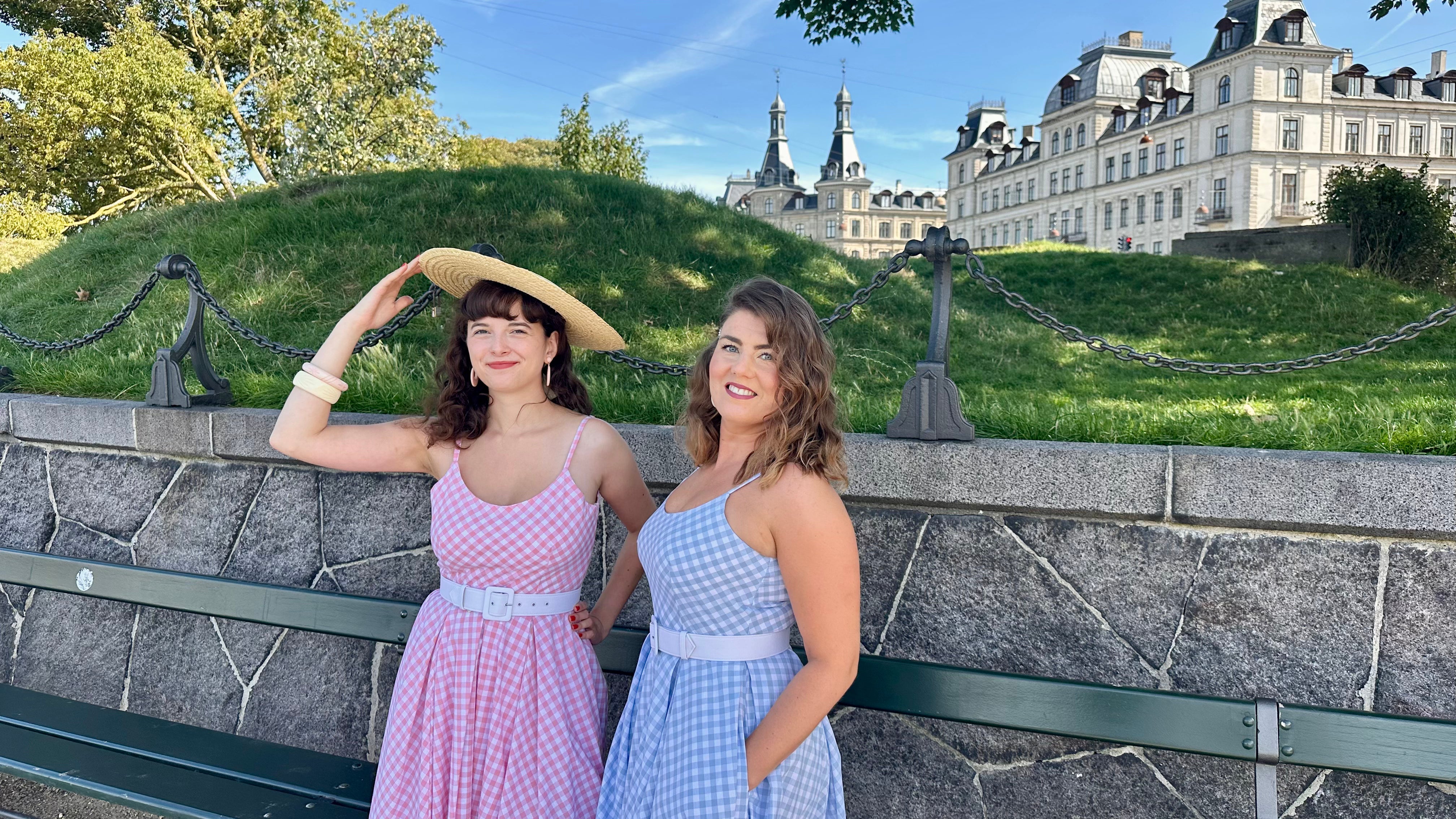 Priscilla swingkjole i blå gingham tern Kjoler Pretty Dress Company 