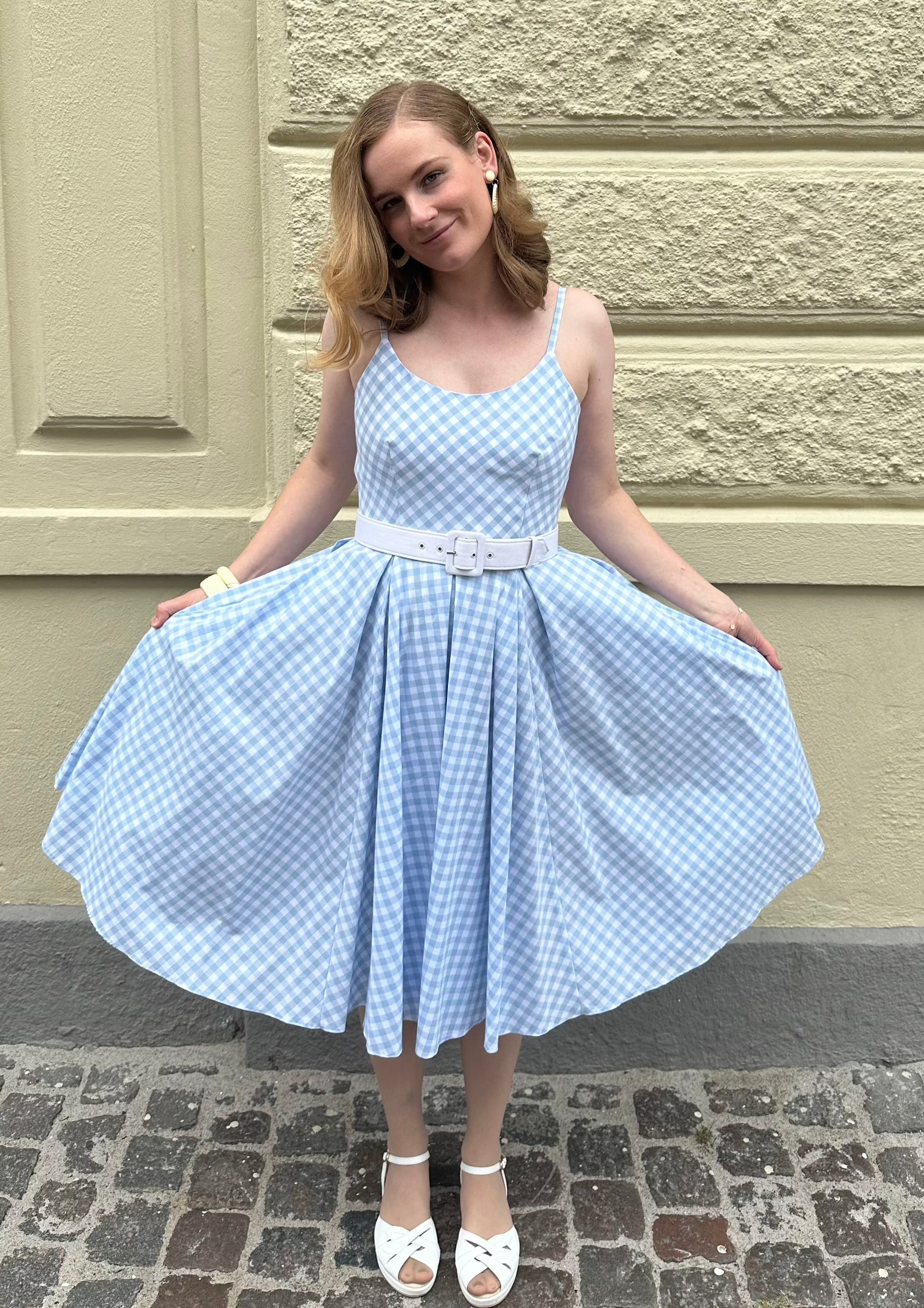 Priscilla swingkjole i blå gingham tern Kjoler Pretty Dress Company 