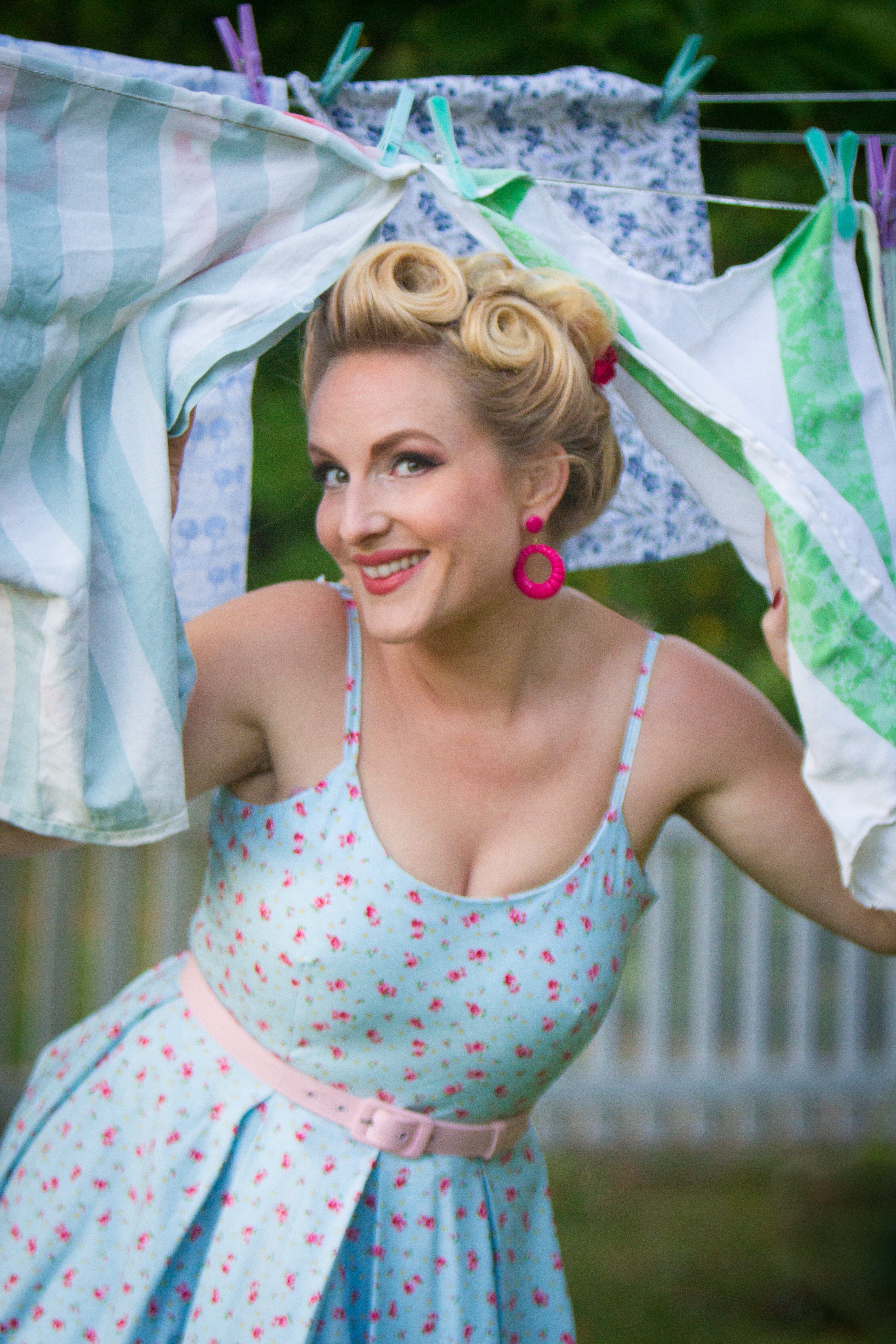 Priscilla swingkjole i lyseblå med blomster Kjoler Pretty Dress Company 