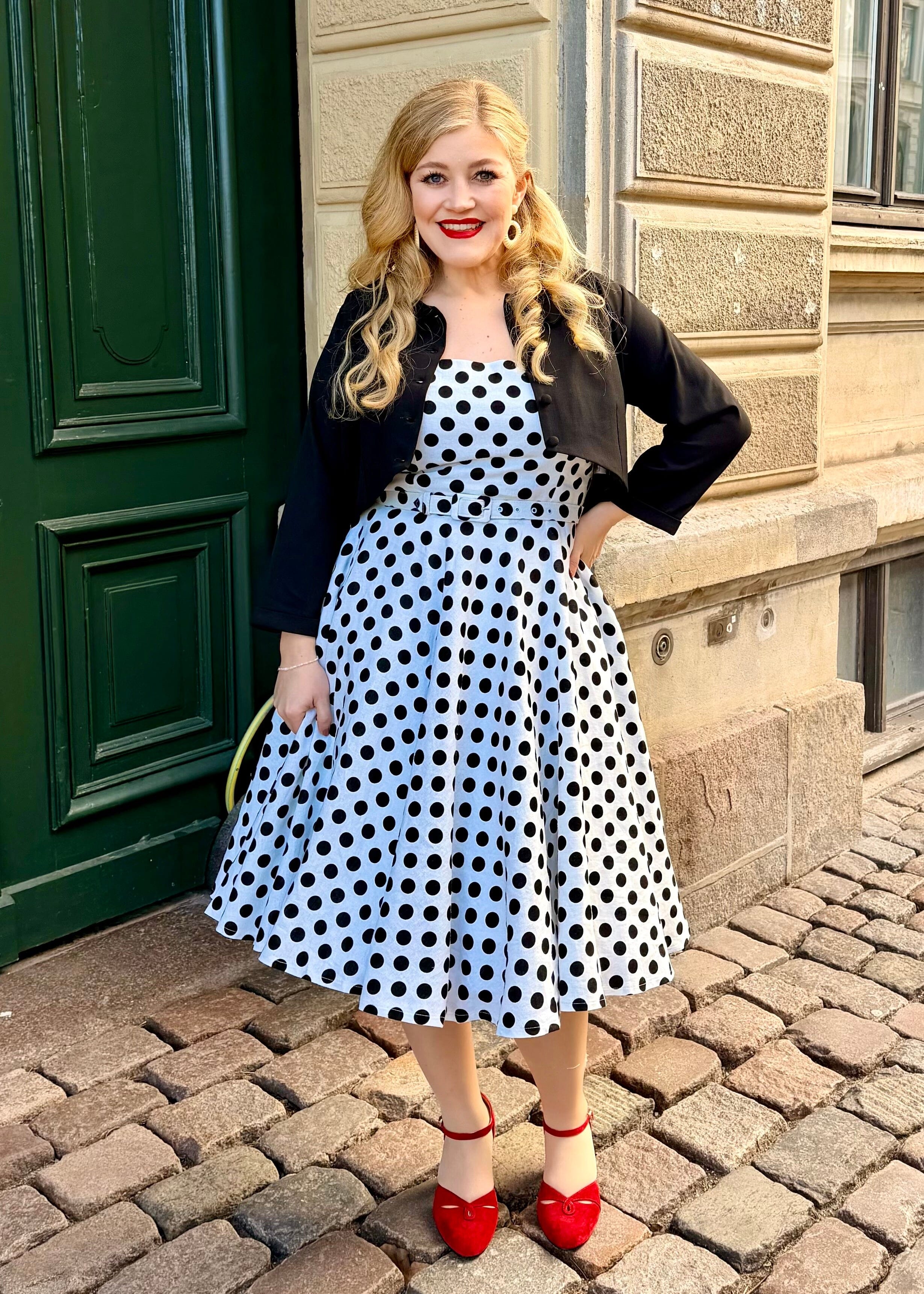 Rosie swingkjole med brede stropper - hvid med sorte prikker swing kjole Daisy Dapper 