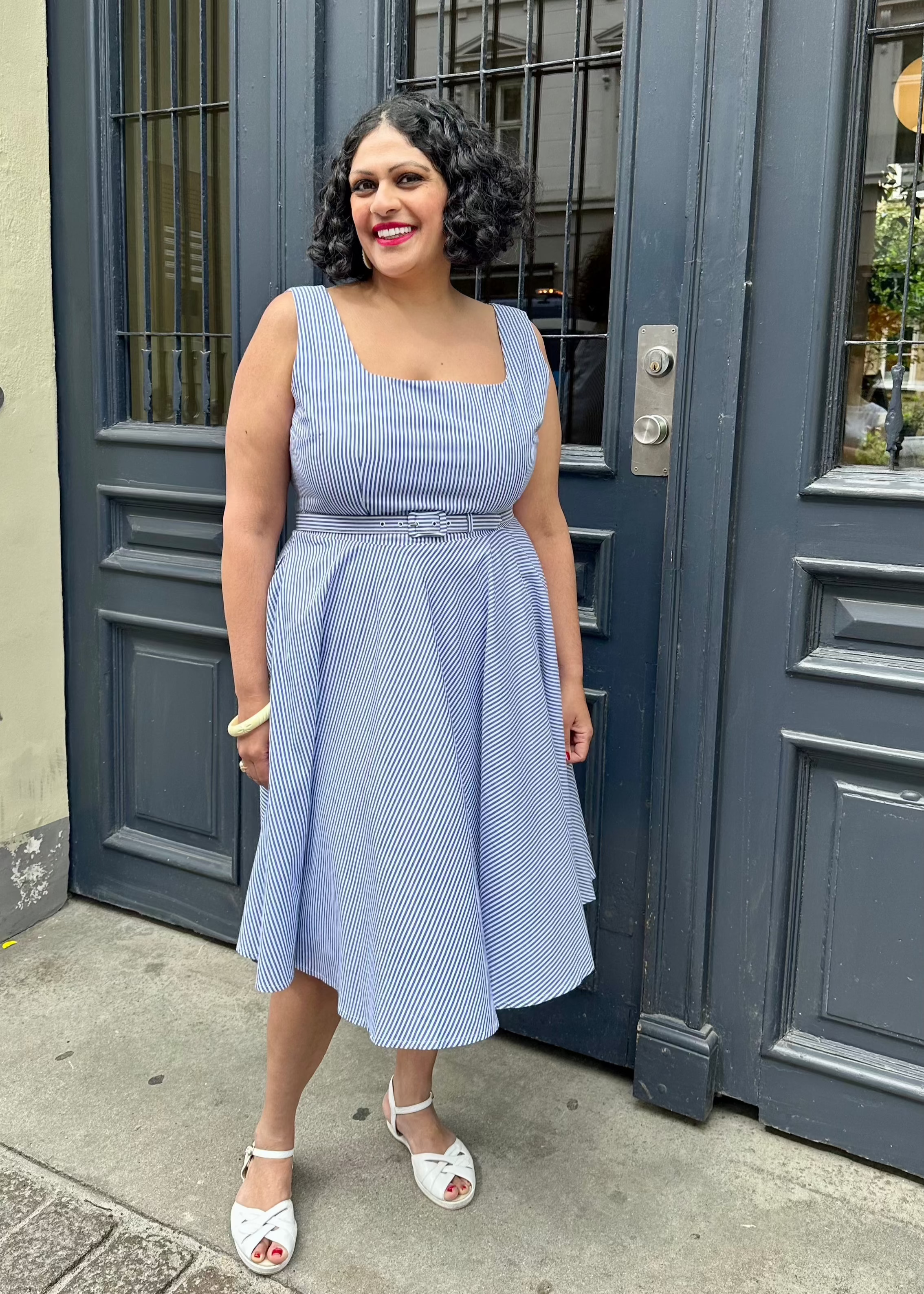 Rosie swingkjole med brede stropper i blå og hvid stribet Kjoler Daisy Dapper 