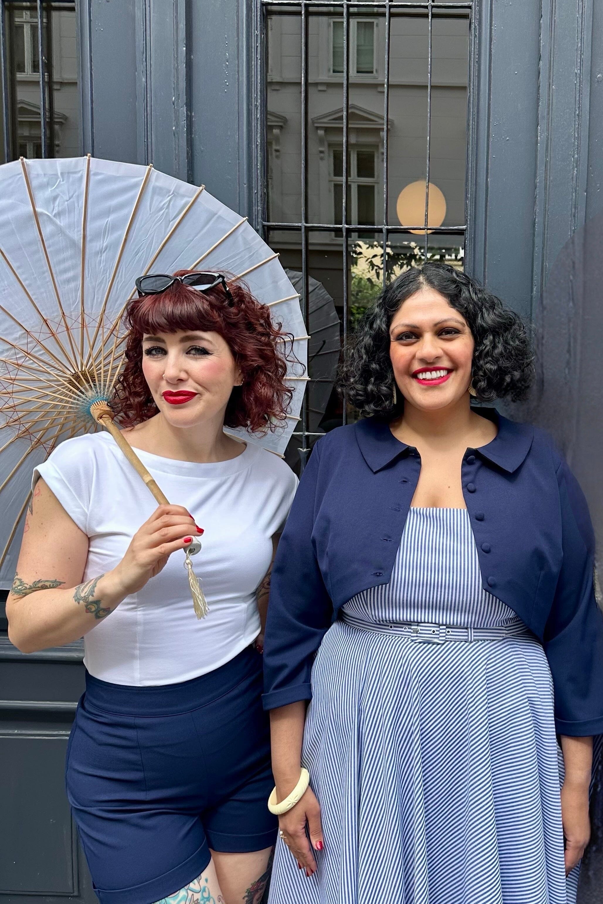 Rosie swingkjole med brede stropper i blå og hvid stribet Kjoler Daisy Dapper 