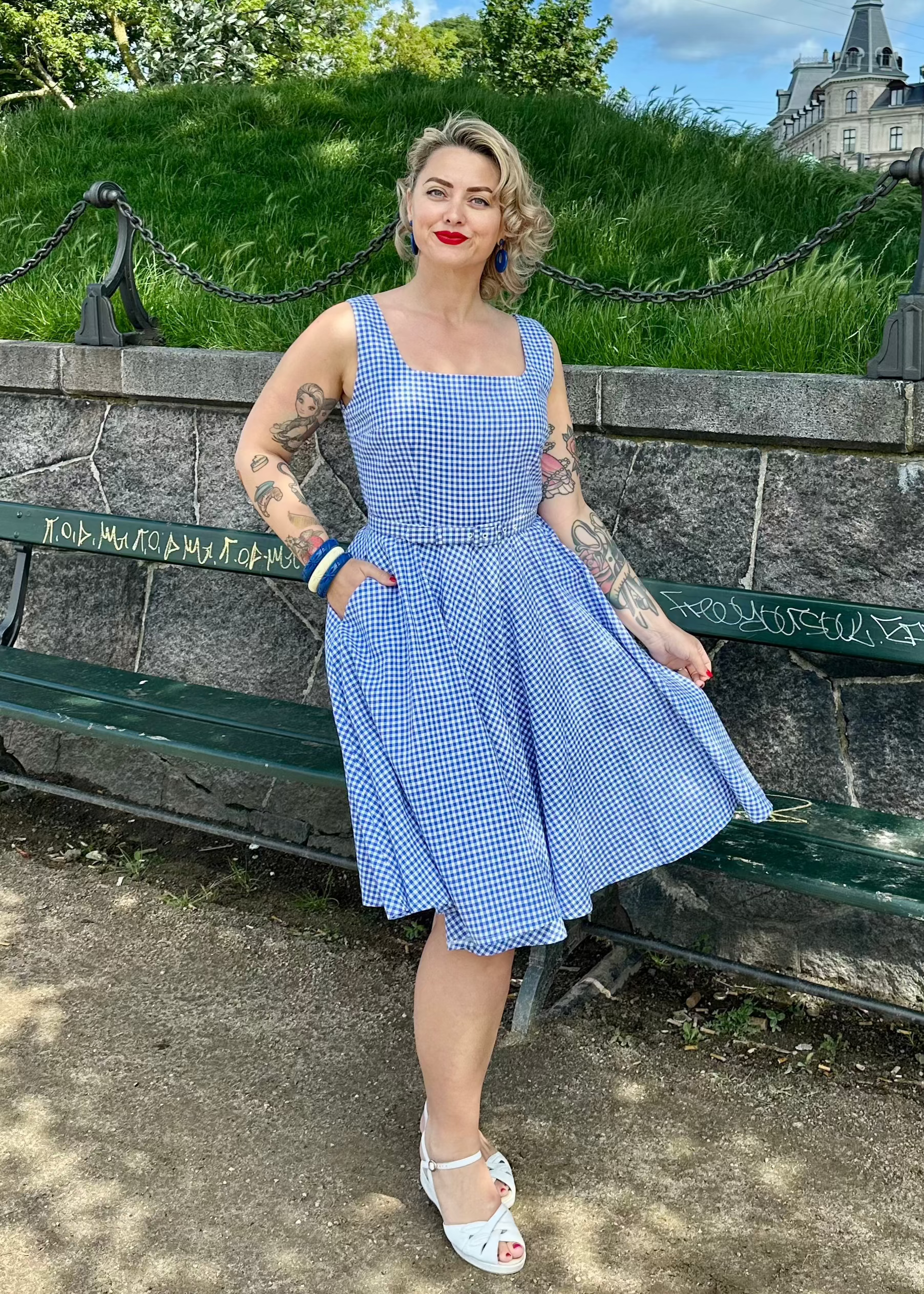 Rosie swingkjole med brede stropper i blå og hvide gingham tern Kjoler Daisy Dapper 