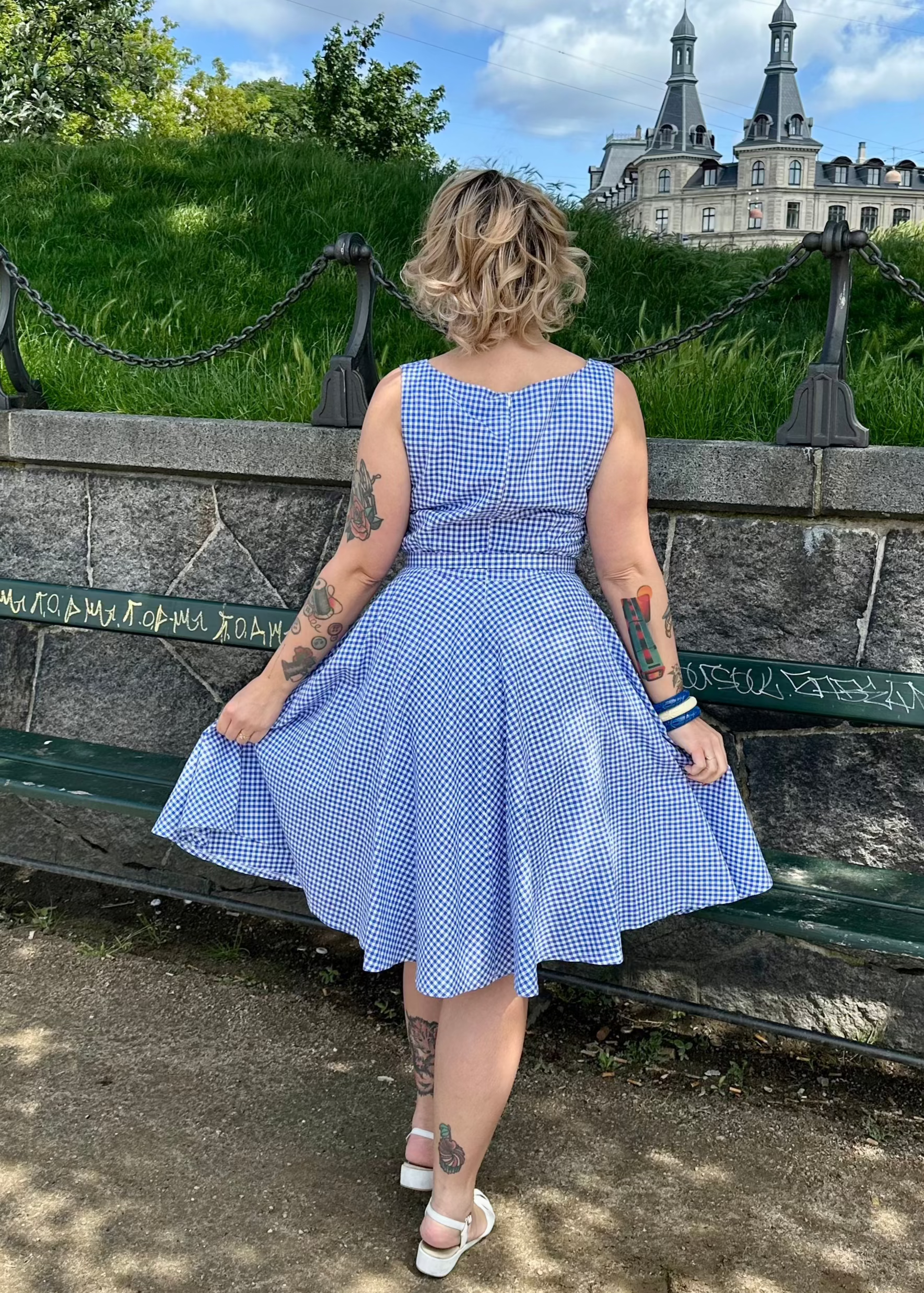 Rosie swingkjole med brede stropper i blå og hvide gingham tern Kjoler Daisy Dapper 