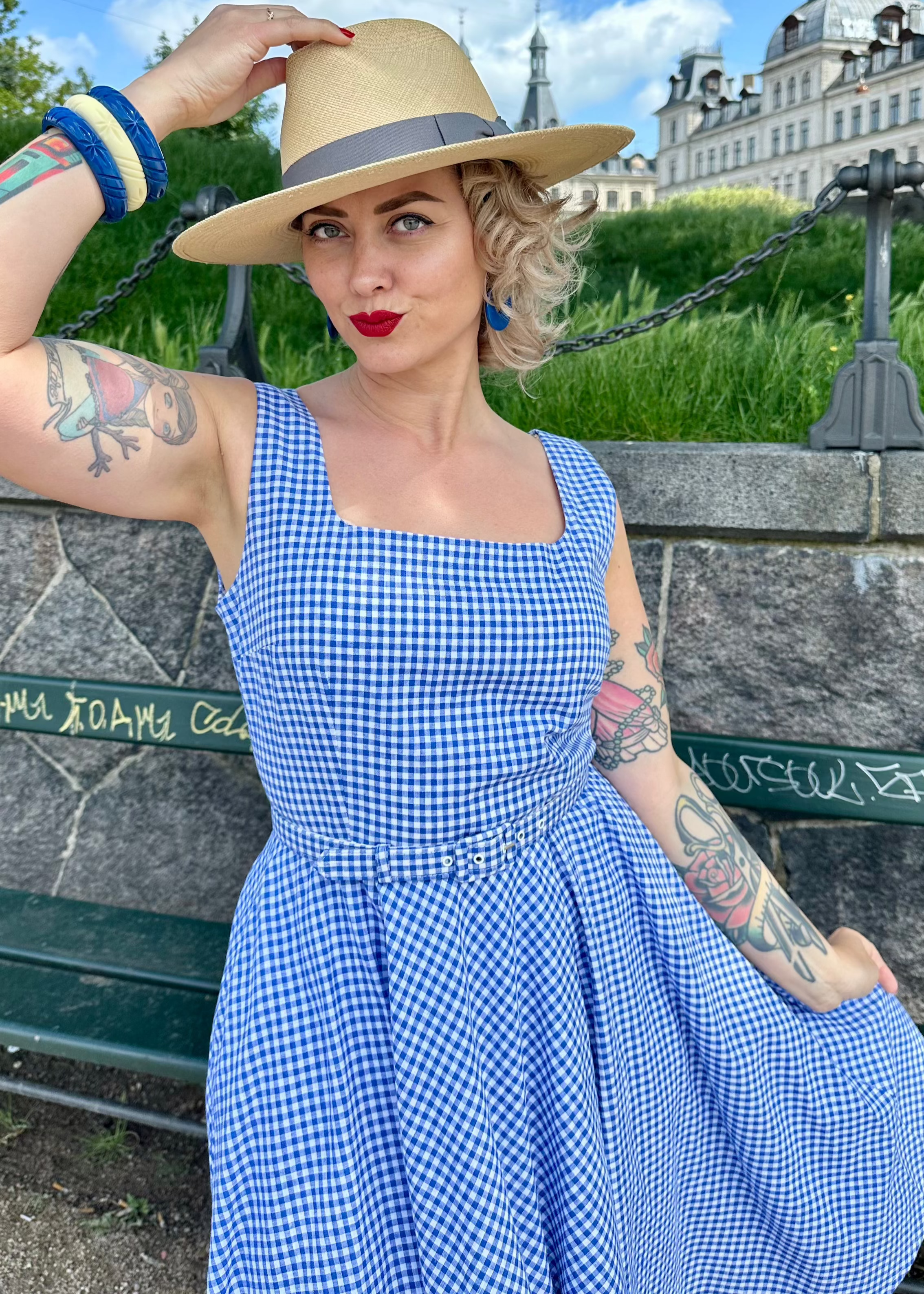 Rosie swingkjole med brede stropper i blå og hvide gingham tern Kjoler Daisy Dapper 