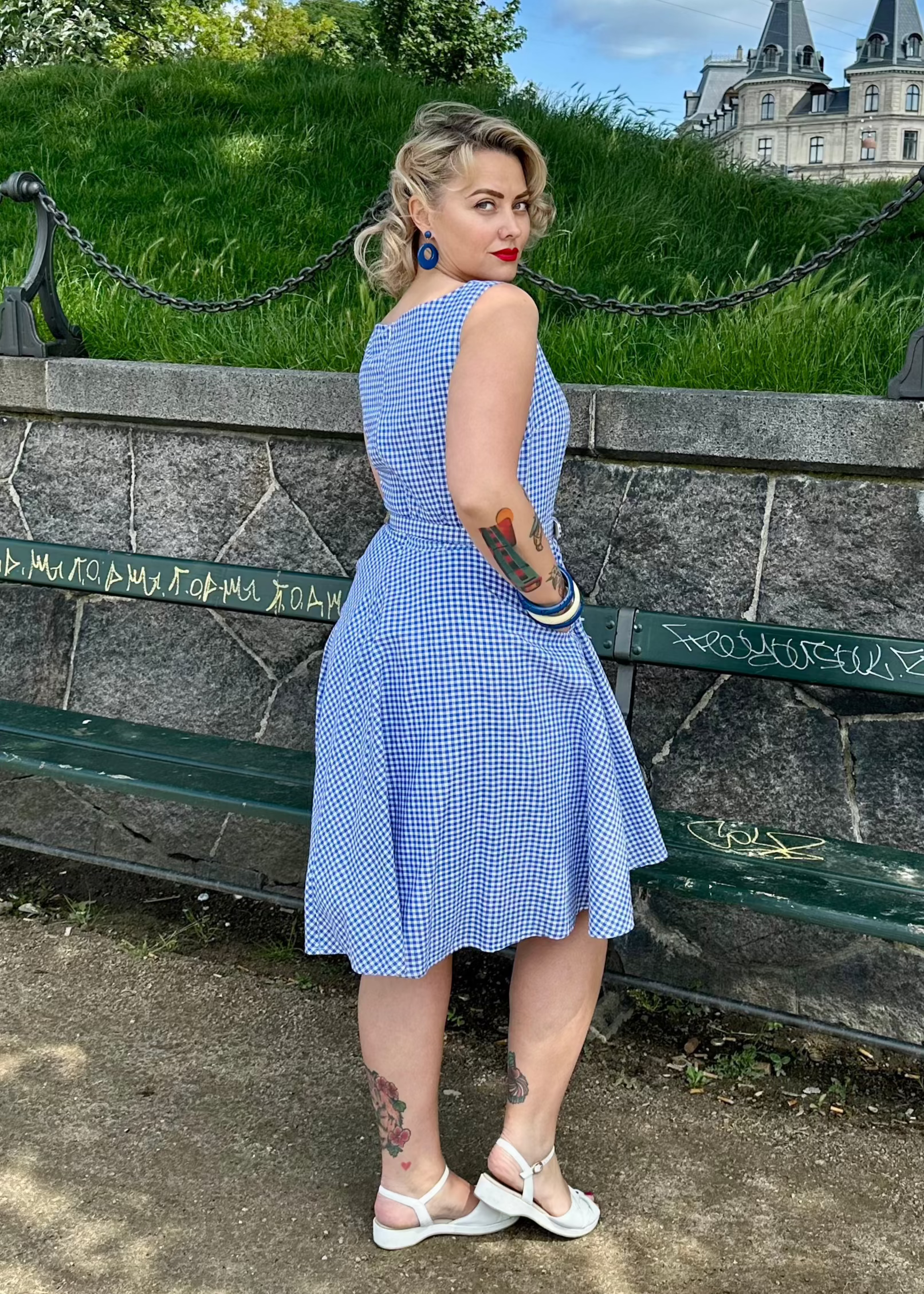 Rosie swingkjole med brede stropper i blå og hvide gingham tern Kjoler Daisy Dapper 
