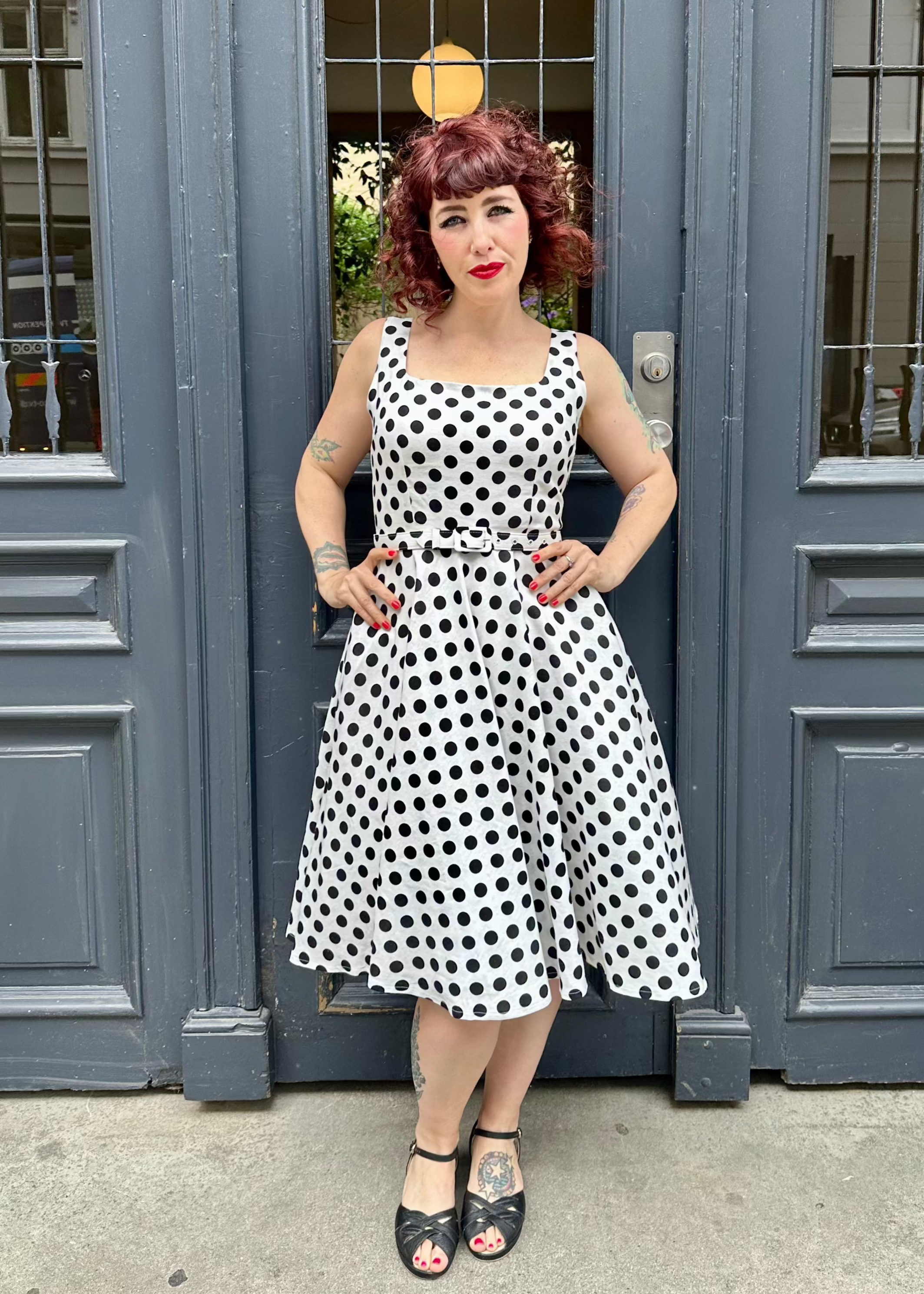 Rosie swingkjole i hvid med sorte polkaprikker fra Daisy Dapper