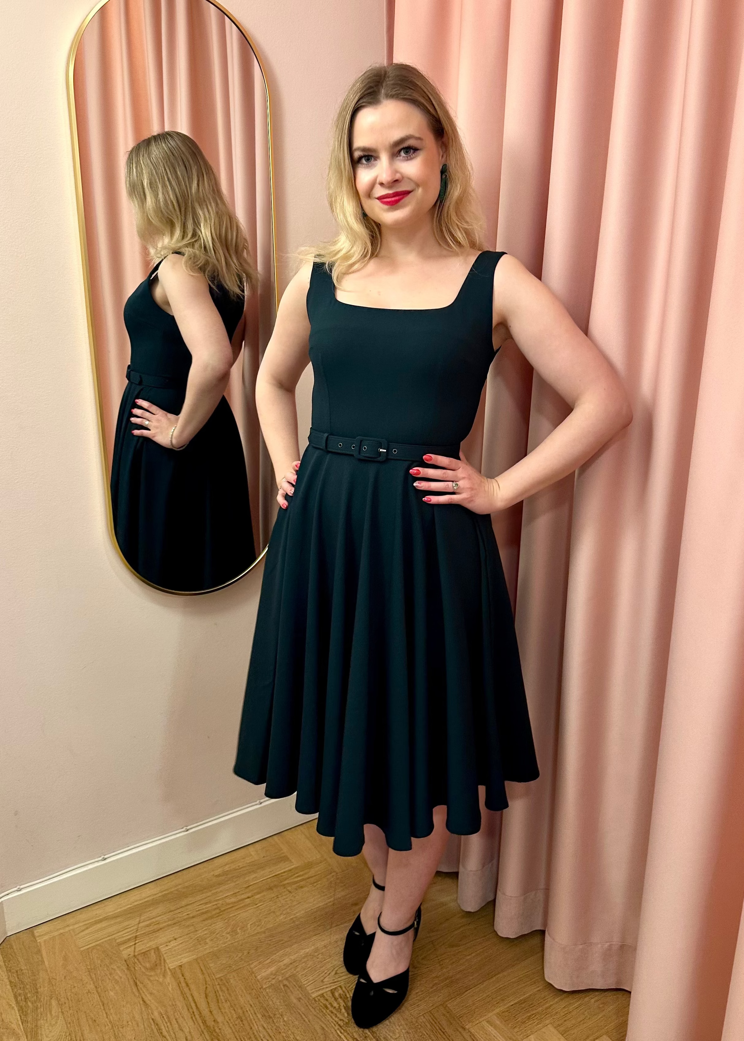 Rosie swingkjole med brede stropper - mørk grøn Kjoler Daisy Dapper 