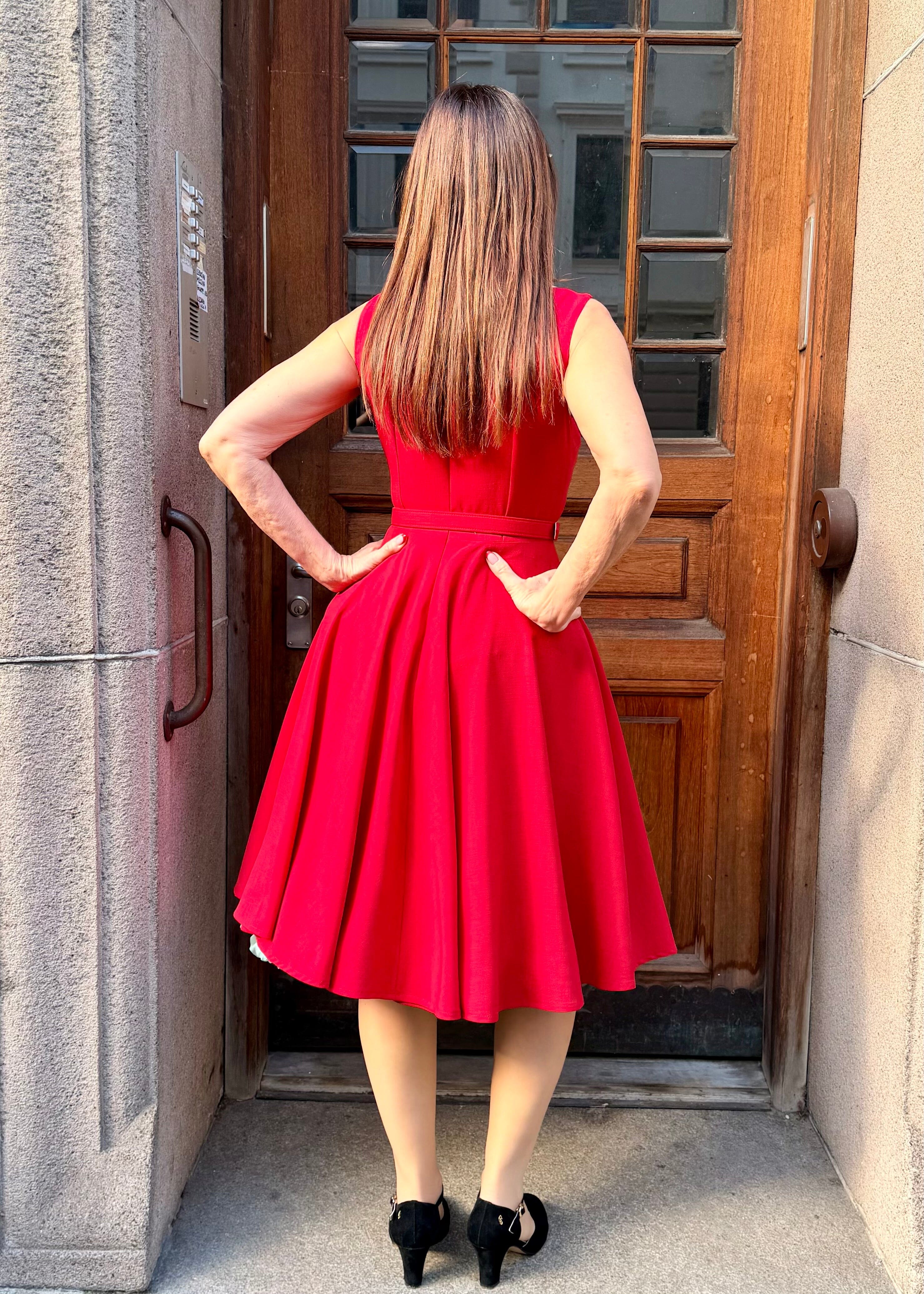 Rosie swingkjole med brede stropper - rød swing kjole Daisy Dapper 