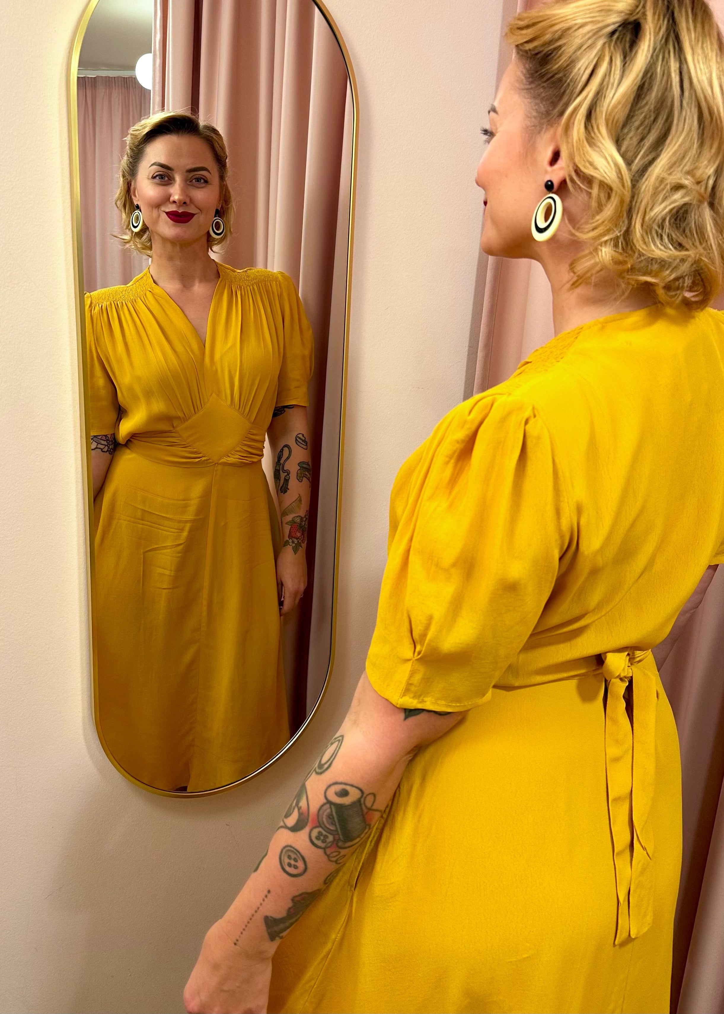 Ruby A-line kjole i gul mustard Kjoler Seamstress Of Bloomsbury 