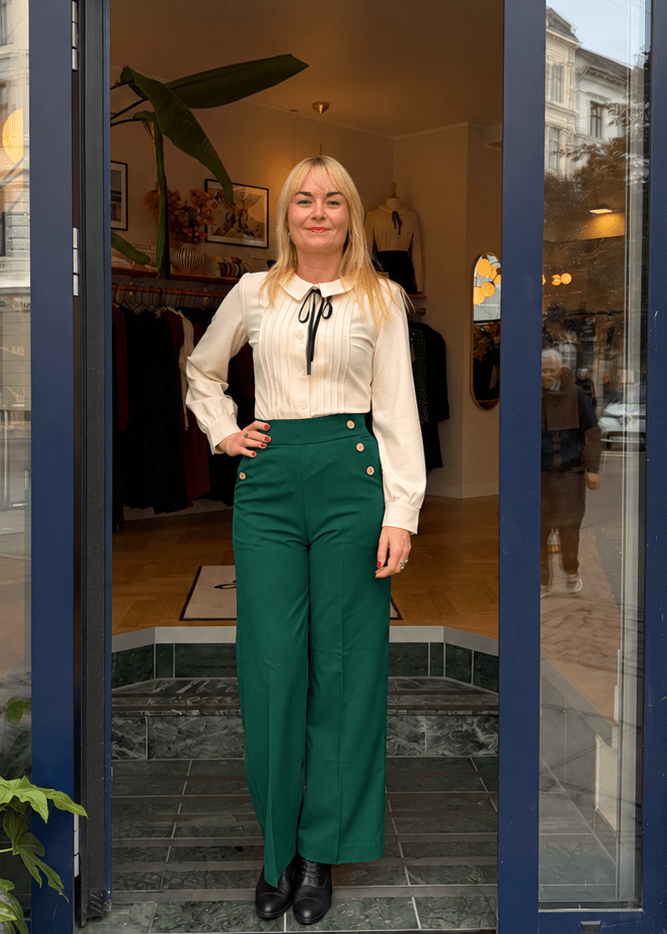 Sally højtaljede bukser med knapper - mørkegrøn bukser Daisy Dapper 