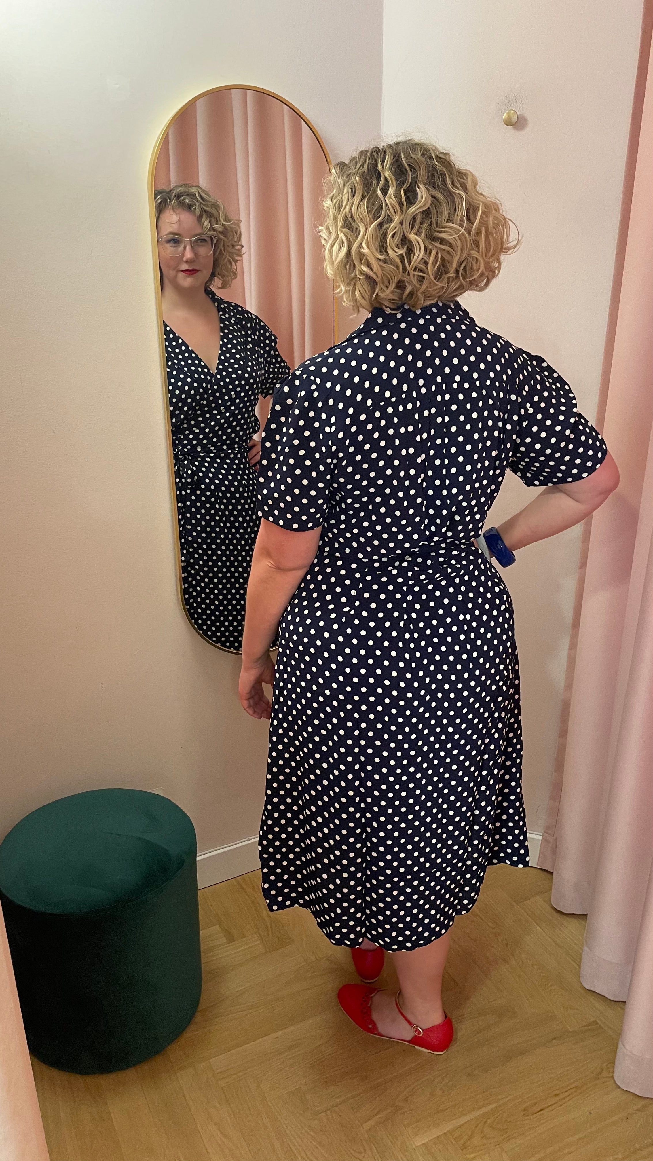 Slåom kjole i blå med prikker toej Seamstress Of Bloomsbury 