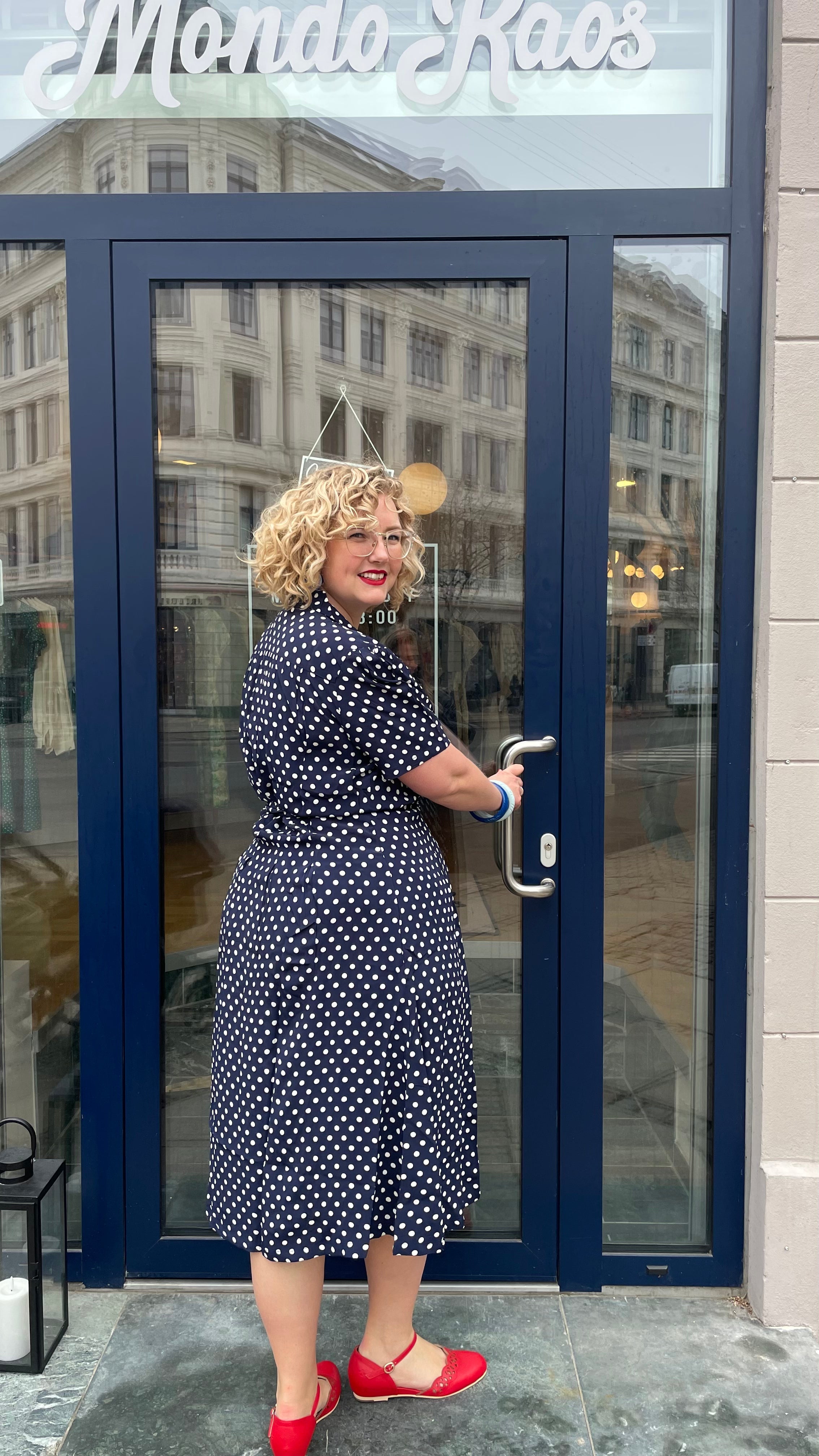 Slåom kjole i blå med prikker toej Seamstress Of Bloomsbury 