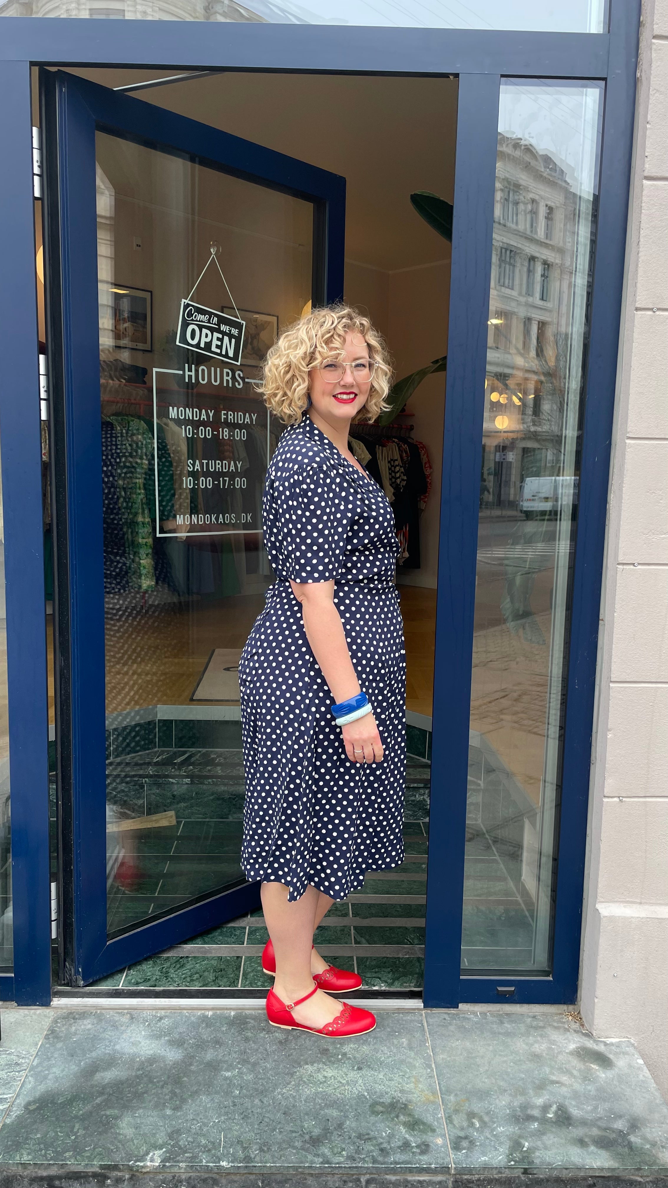 Slåom kjole i blå med prikker toej Seamstress Of Bloomsbury 