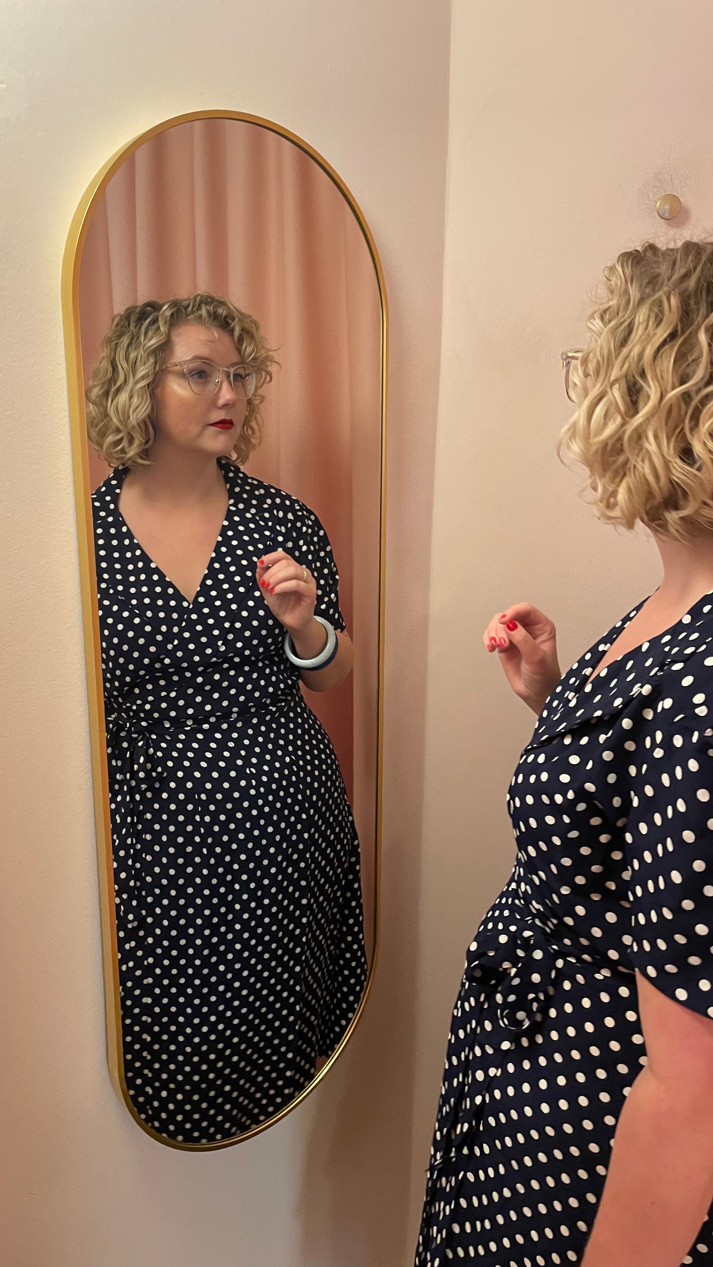 Slåom kjole i blå med prikker toej Seamstress Of Bloomsbury 