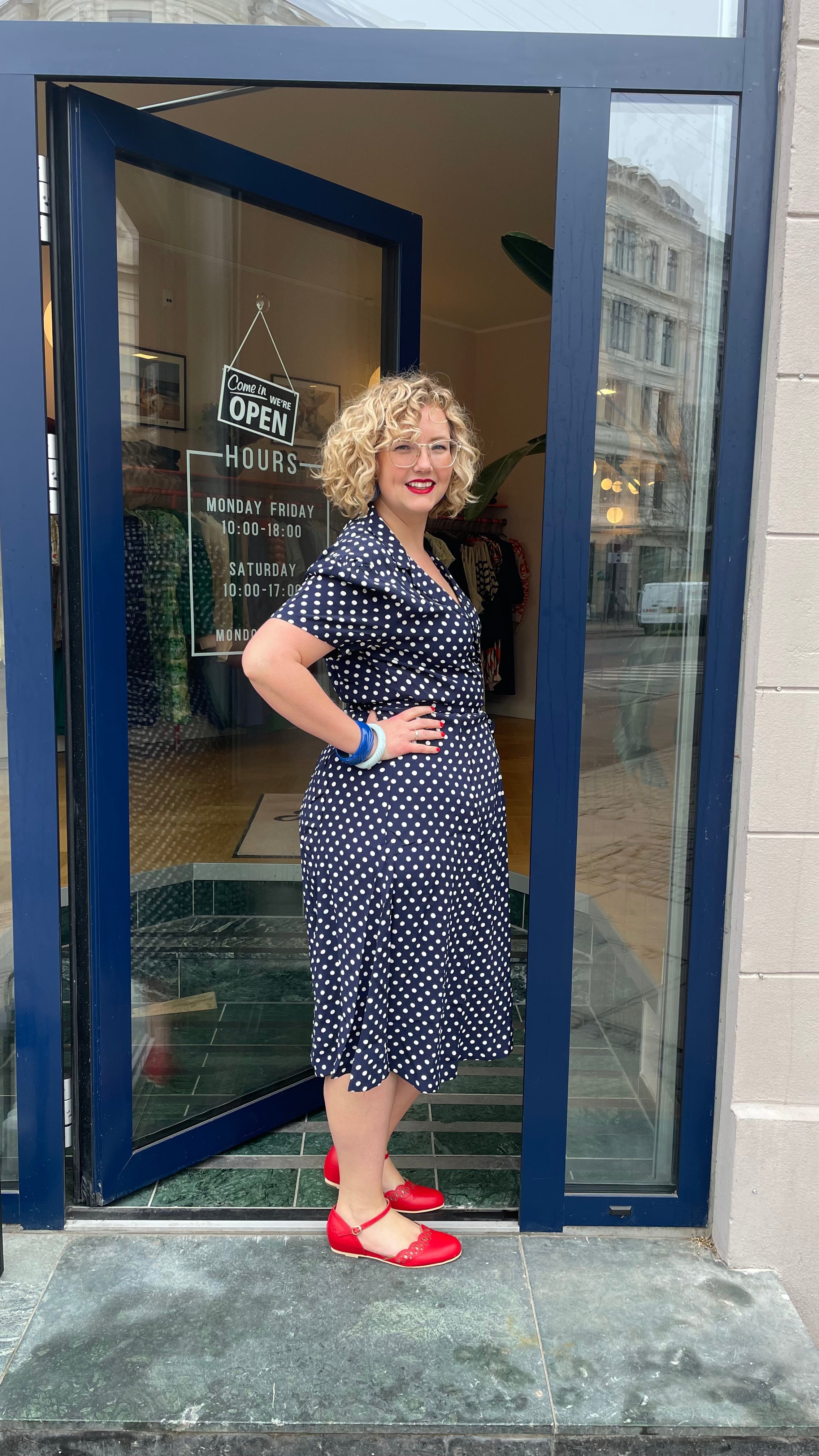 Slåom kjole i blå med prikker toej Seamstress Of Bloomsbury 