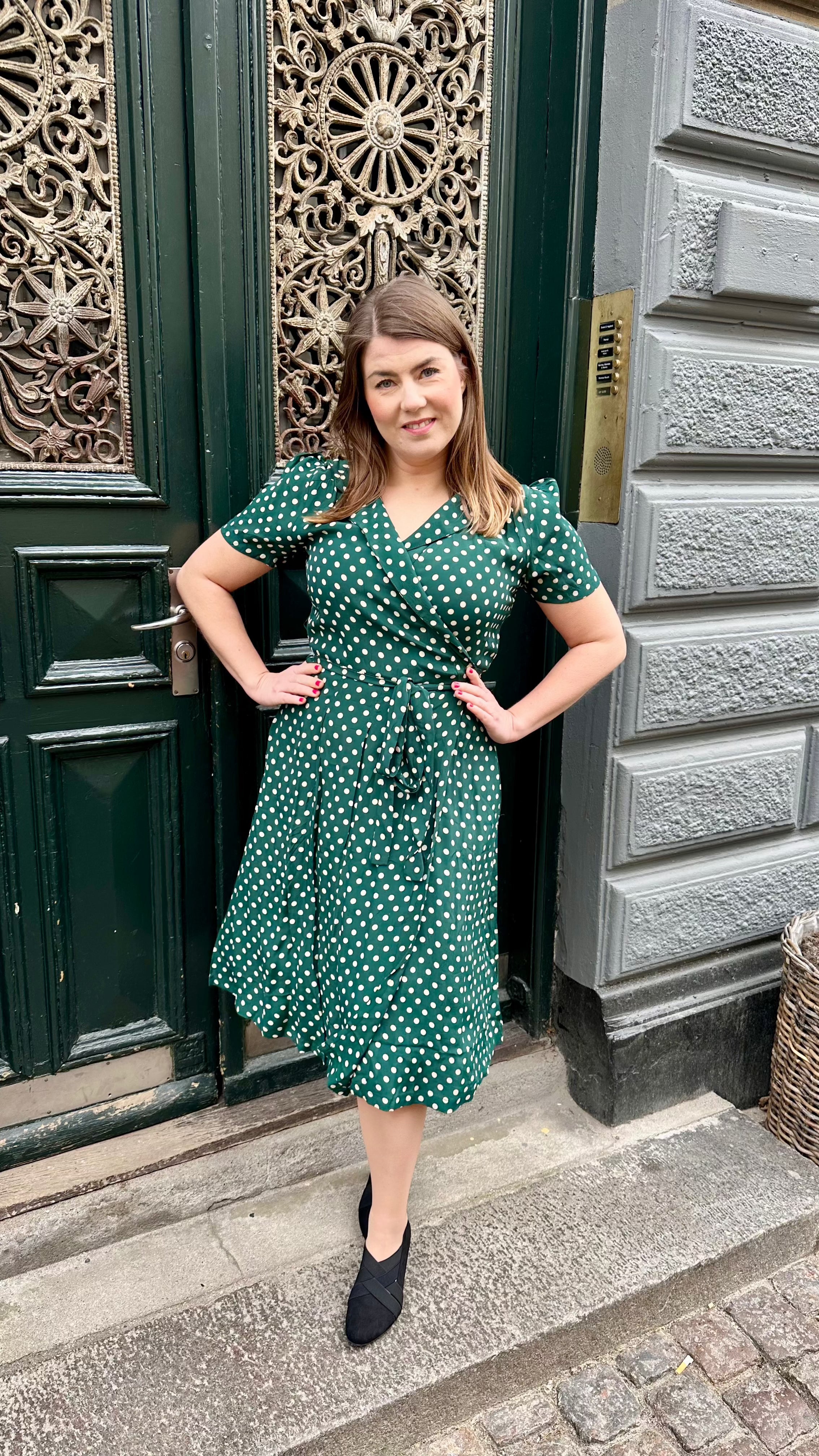 Slåom kjole i grøn med prikker slåom kjole Seamstress Of Bloomsbury 