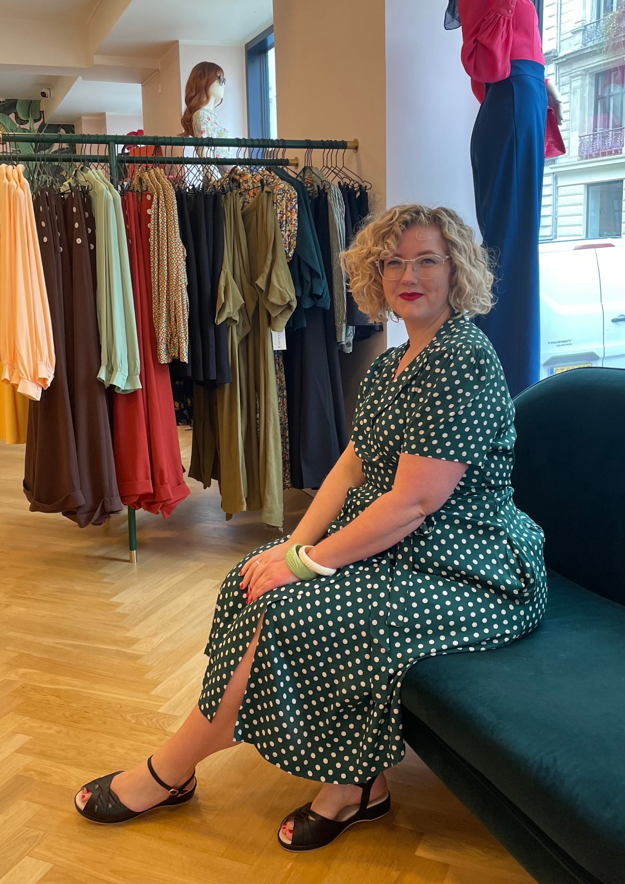 Slåom kjole i grøn med prikker toej Seamstress Of Bloomsbury 