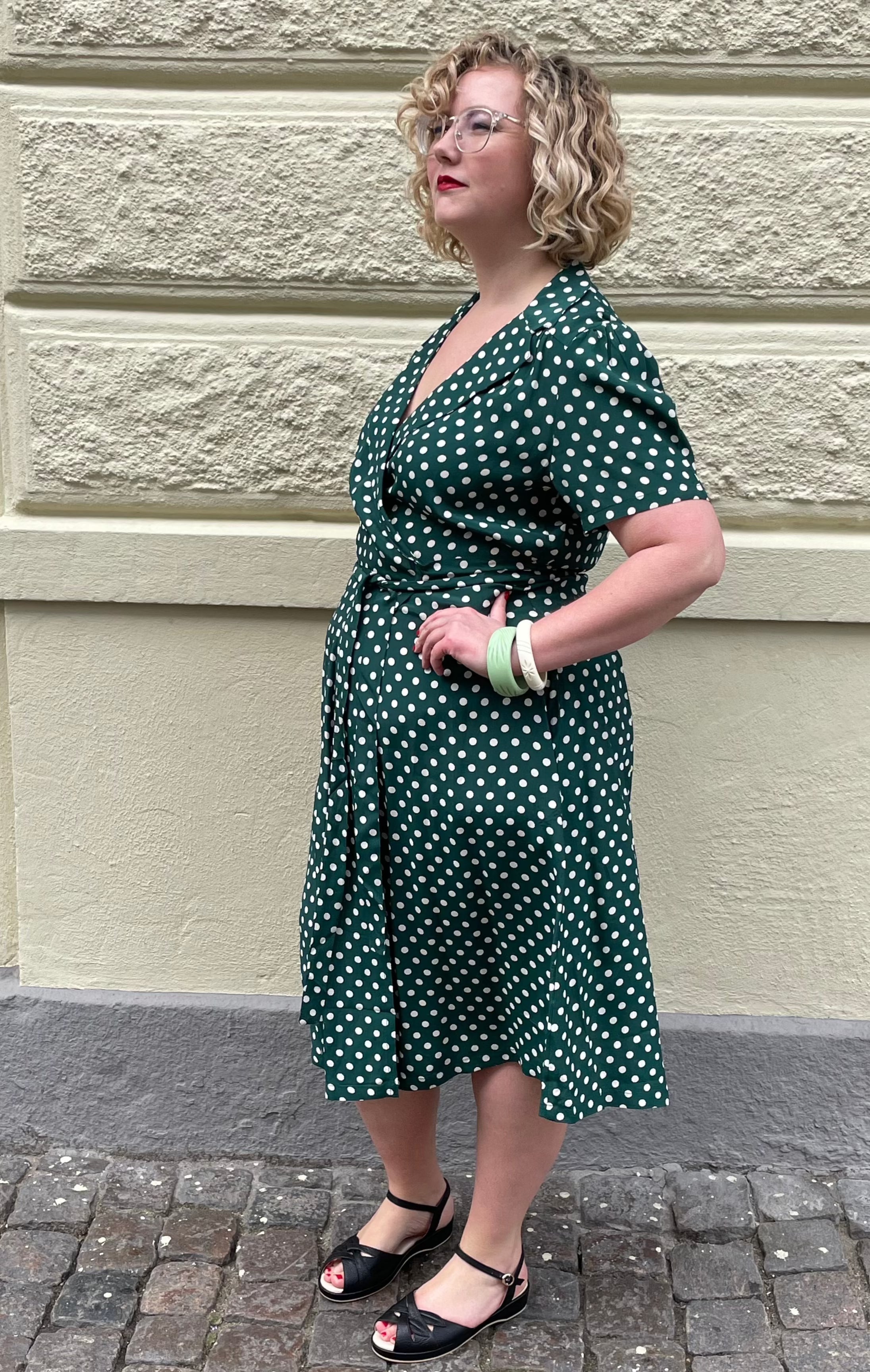 Slåom kjole i grøn med prikker toej Seamstress Of Bloomsbury 