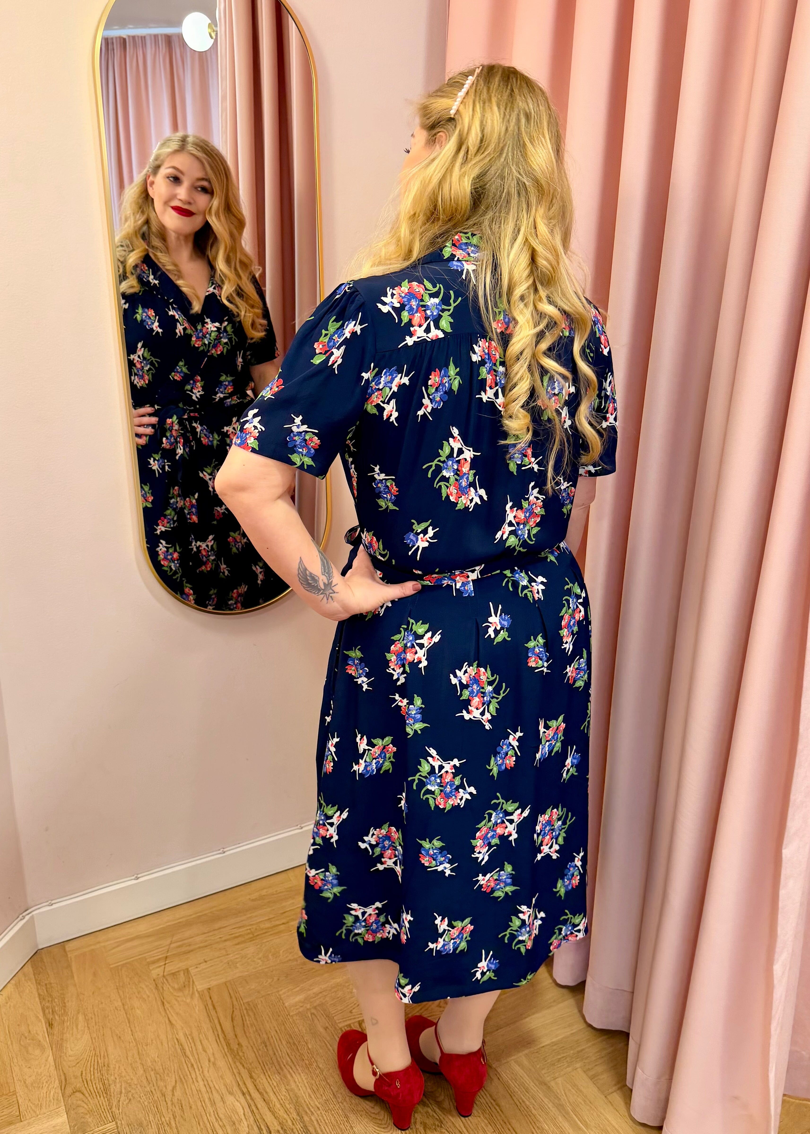 Slåom kjole i vintage stil - navy floral dancer print slåom kjole Seamstress Of Bloomsbury 