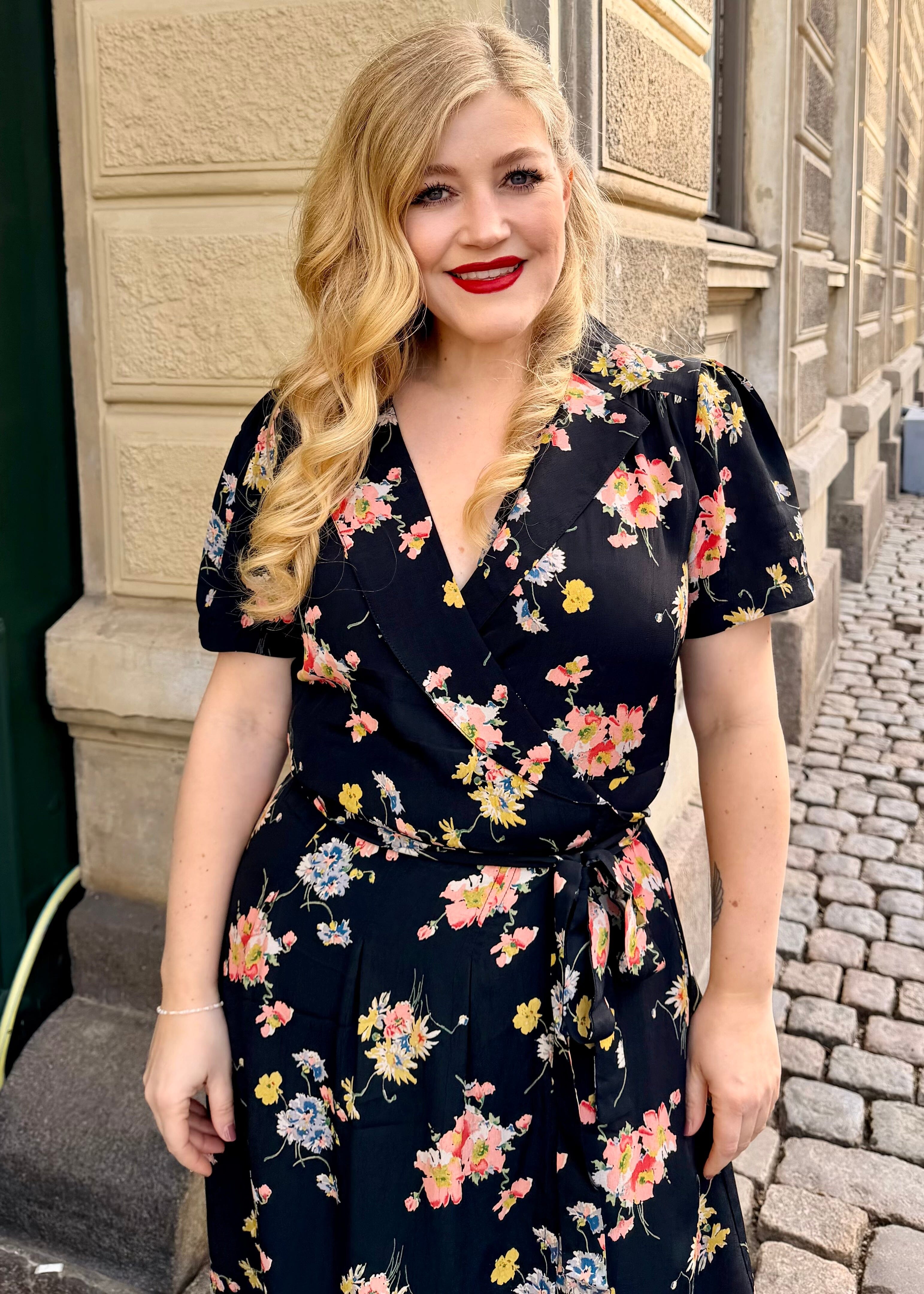 Slåom kjole i vintage stil - sort mayflower print slåom kjole Seamstress Of Bloomsbury 