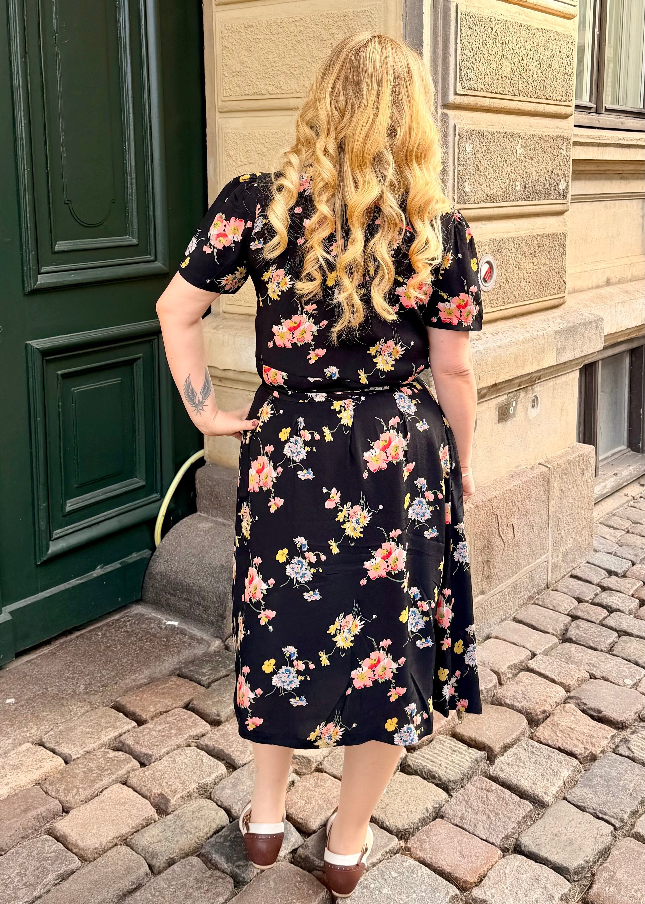 Slåom kjole i vintage stil - sort mayflower print slåom kjole Seamstress Of Bloomsbury 