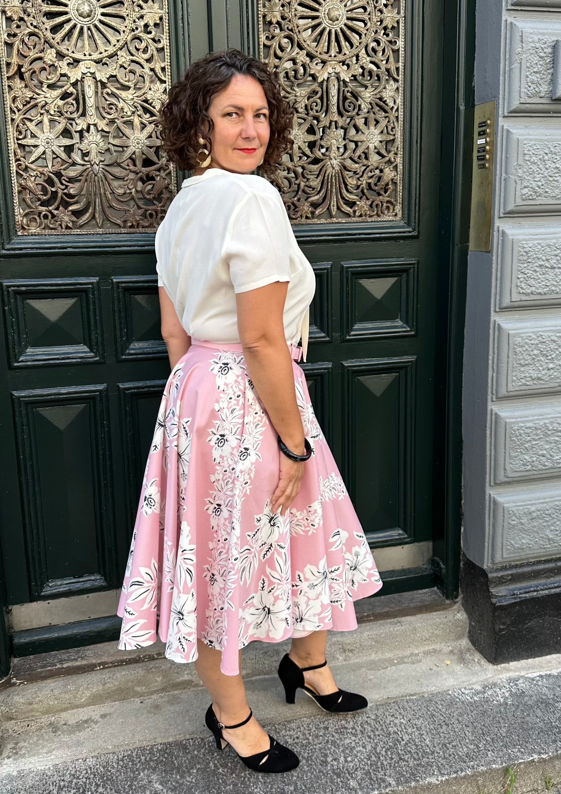 Swingnederdel i lys rosa med hawaiiblomster Nederdel Pretty Dress Company 