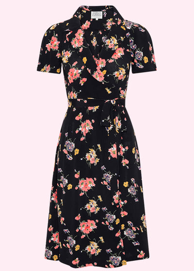 Bloomsbury: Slå om kjole i sort med Mayflower print toej Mondo Kaos 