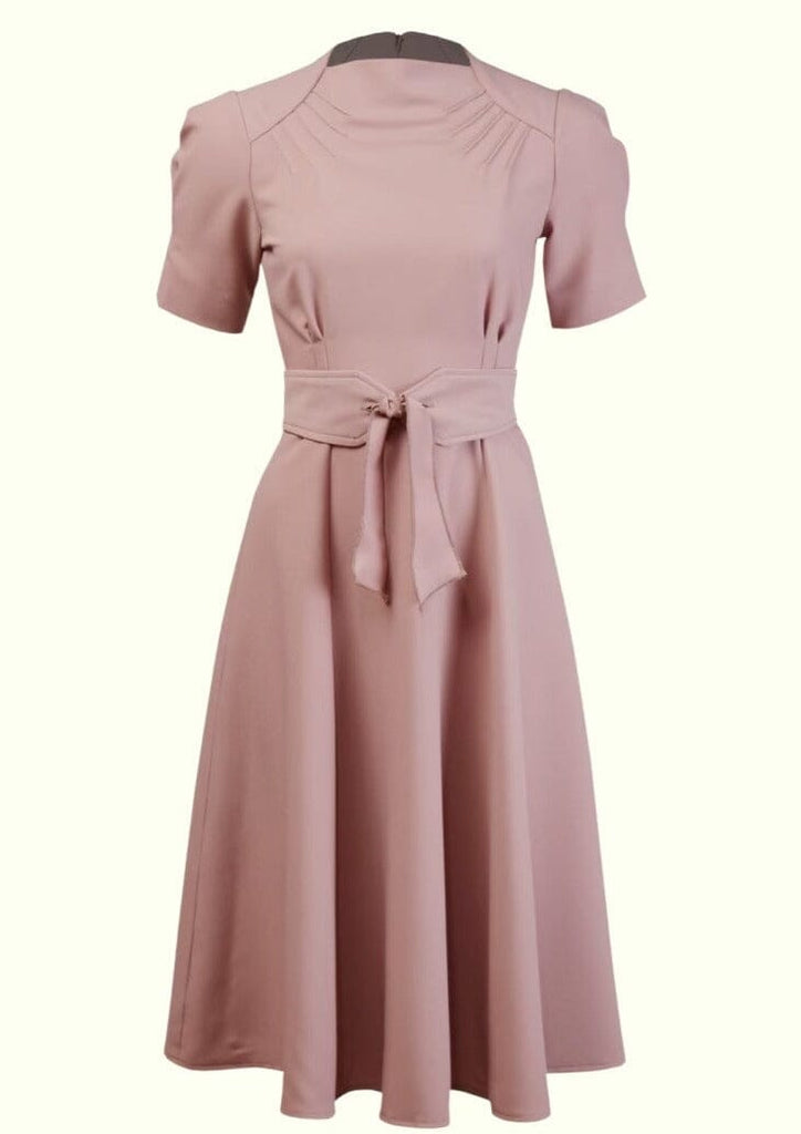 Glamour dokumentarfilm Ensomhed Stanwyck 40'er stils kjole i lyserød fra House of Foxy