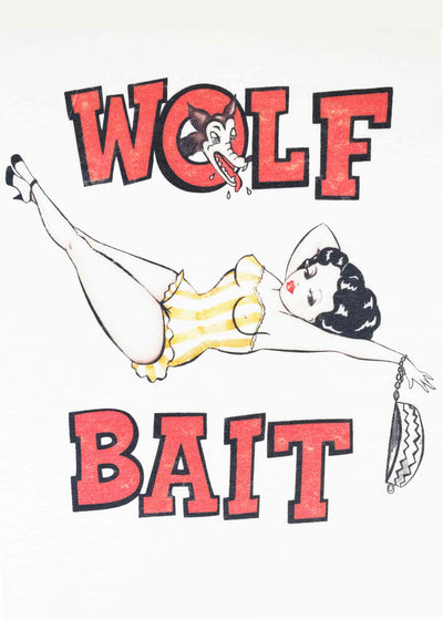 Mischief Made: Wolf Bait retro t-shirt med 50'er stils print toej Mondo Kaos 
