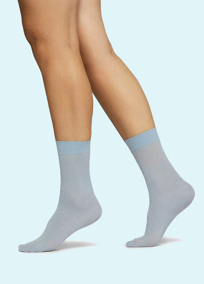 Swedish Stockings: Malin glimmer strømper i lyseblå (ONLINE EXCLUSIVE) toej Swedish Stockings 